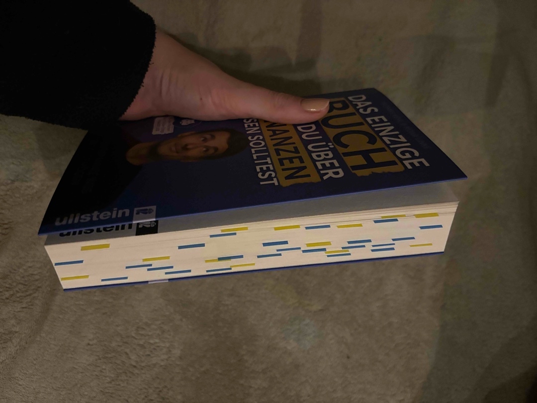 Das Buch hat sich wirklich gelohnt! Es war wirklich gut und verständlich geschrieben und ich habe das Gefühl, ein viel größeres Verständnis und einen viel besseren Überblick über das Thema Finanzen zu haben!
Ich habe auf jeder Seite gewusst, wo ich mich im Buch befinde und wohin mich die Worte führen sollten.
Nicht selten wurde dabei aber auch versucht, von einer bestimmten Meinung zu überzeugen indem eine Sichtweise weitaus deutlicher und umfänglicher beschrieben wurde. Dennoch wurde in jeder Thematik und zu jedem Standpunkt argumentiert und man konnte den Autor immer nachvollziehen.
Insgesamt hat das Buch als Einstieg in das große Themengebiet der Finanzen seinen Zweck erfüllt :)