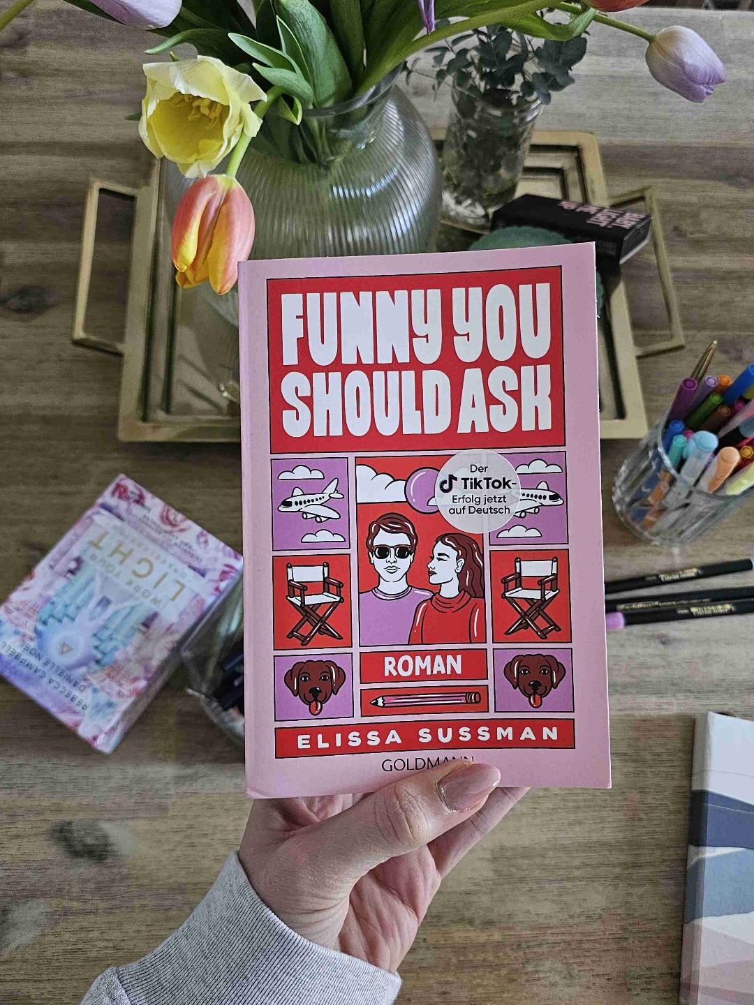 Ich lese gerade die letzten Zeilen des Buches und es rührt mich so zu Tränen. Und ehrlich, ich heule. Ich weiß nicht mehr, wann mich ein Buch so berührt hat... diese Geschichte, zwischen Gabe und Chani, die Zeit dazwischen, die (fehlenden) Worte und Eingeständnisse... ein wunderbares Buch für Erwachsene... vielleicht trifft es mich deshalb mehr, als Young Adult oder kitschige Wohlfühlromane. Für mich eine 10/10. Und eines der besten Bücher seit langem.... es ist so spannend und berührend... toll 🥹💕