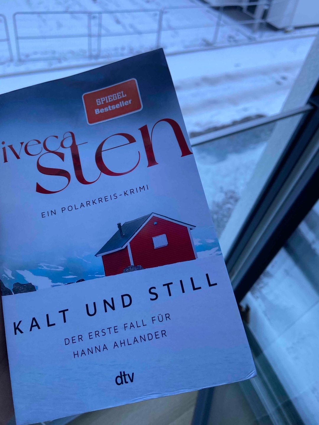 Als im Leben der Stockholmer Polizisten Hannah Ahlander das totale Chaos ausbricht, sucht sie Zuflucht im Ferienhaus ihrer Schwester, hoch im Norden Schwedens..
Doch in Ära erwartet sie alles andere als eine Ruhige Zeit..