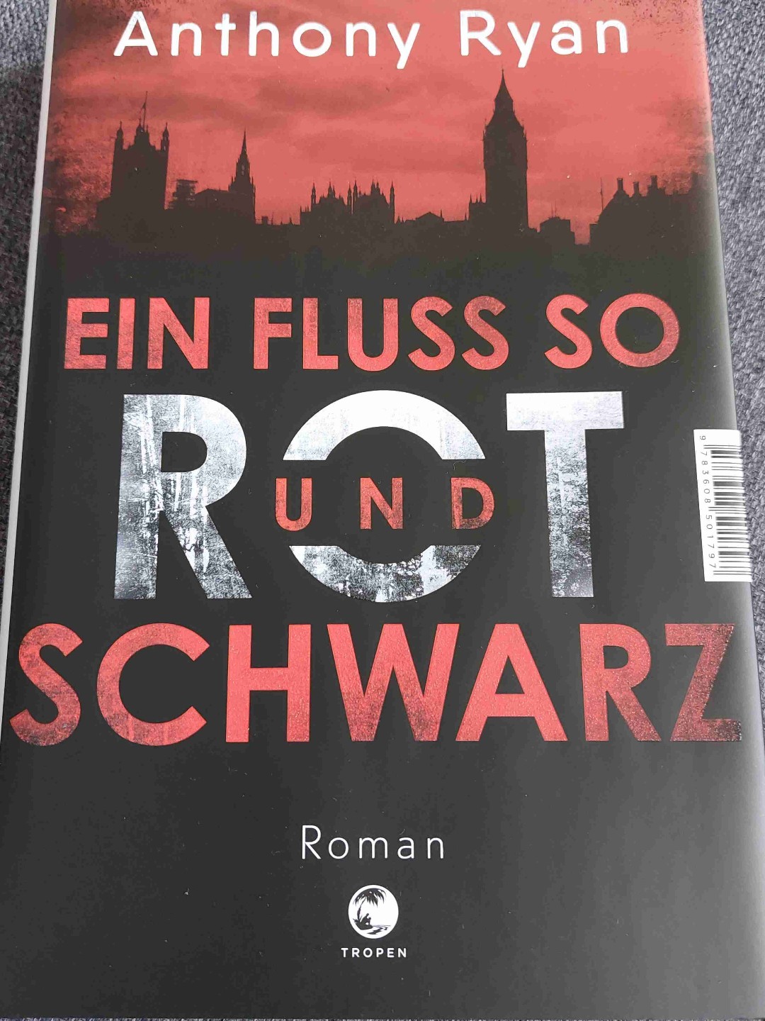 Von der ersten Seite aus spannend und irgendwie gruselig. Einzig mit den Charakteren kam ich nicht ganz klar. Dennoch sehr lesenwert 👍🏼