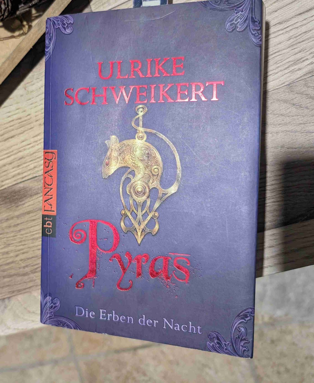 Ich mag den detailreichen Schreibstil und die Dynamik unter den Protagonisten sehr gern. Hatte auch nach über 10 Jahren sehr viel Spaß beim erneuten lesen.