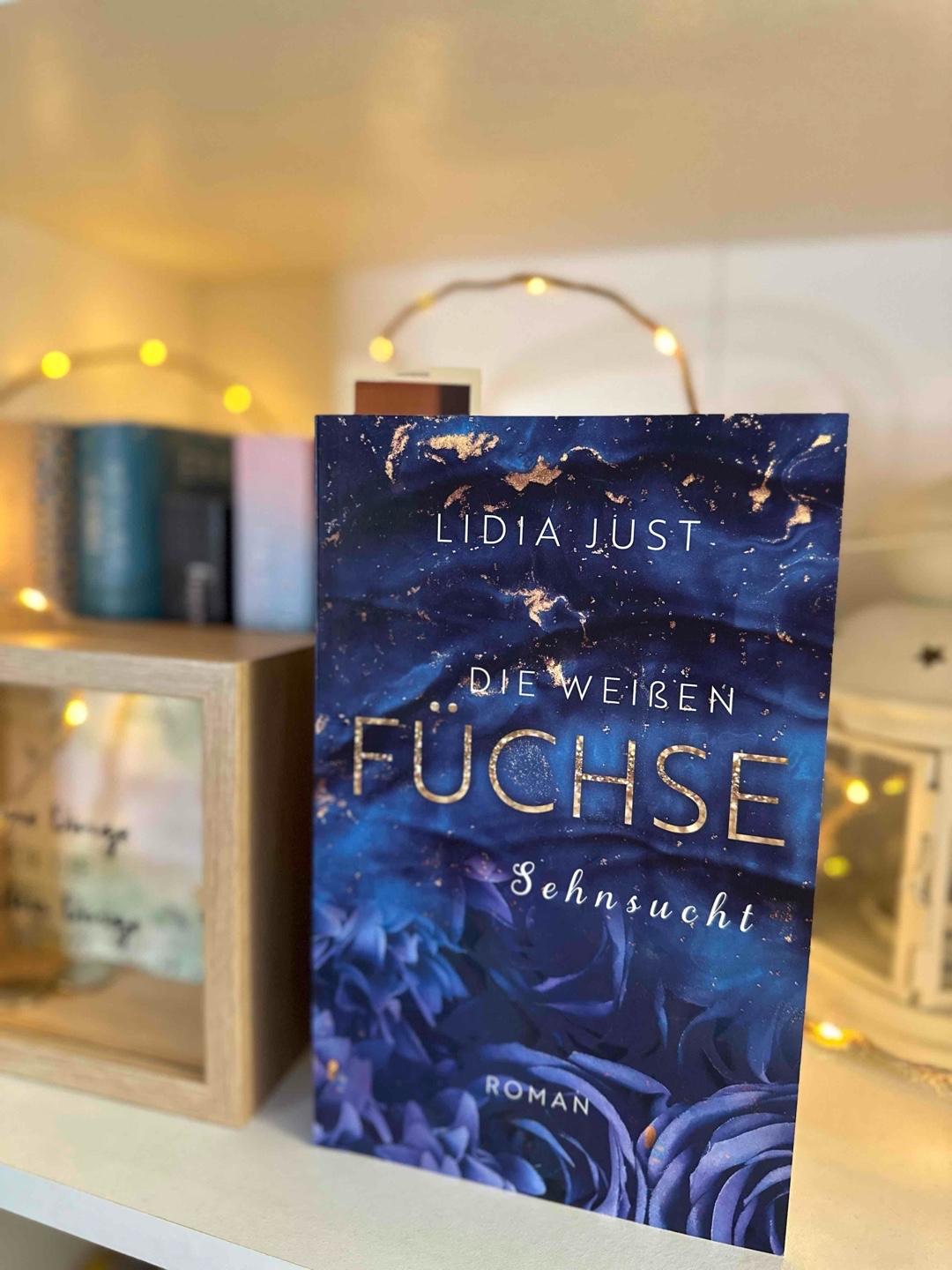 Ich bin sprachlos. Aktuell fehlen mir die Worte. Dieses Buch hat mich so mitgenommen. Die Geschichte von Aurelia, Olivia und ihrer Familie hat mich so unglaublich berührt. Die Tatsache das es eine dystopische sehr realitätsnahe Geschichte ist, hat die Thematiken in dem Buch noch heftiger rübergebracht. Die weißen Füchse ist eine unglaublich gut geschrieben Geschichte die ich so schnell nicht vergessen werde und ich freue mich schon so auf Band 2 & 3 😍♥️