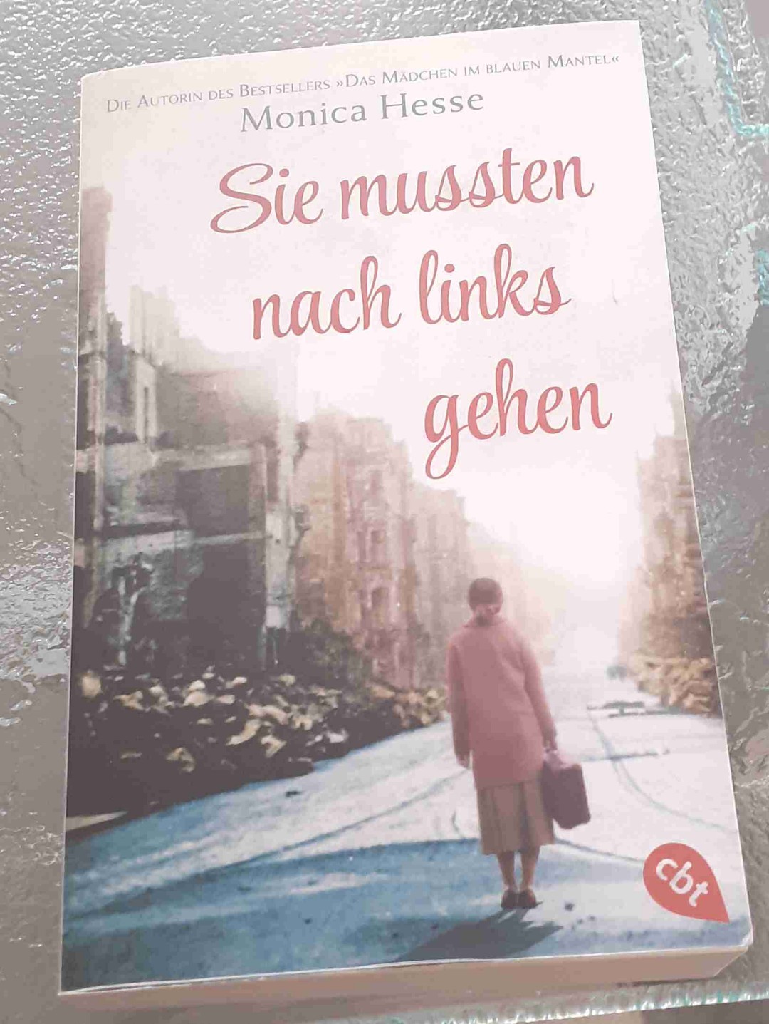 Mir hat das Buch richtig gut gefallen. Vor allem das Ende war super spannend. Der Schreistill von der Autorin hat mir sehr gut gefallen.