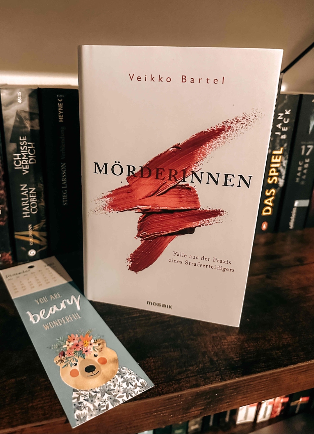 Wirklich interessant. da es von einem Strafverteidiger geschrieben wurde, ist es keine Überraschung dass es keine psychologischen Hintergründe gibt die ausführlich erläutert werden, dennoch wäre dies sehr spannend gewesen.