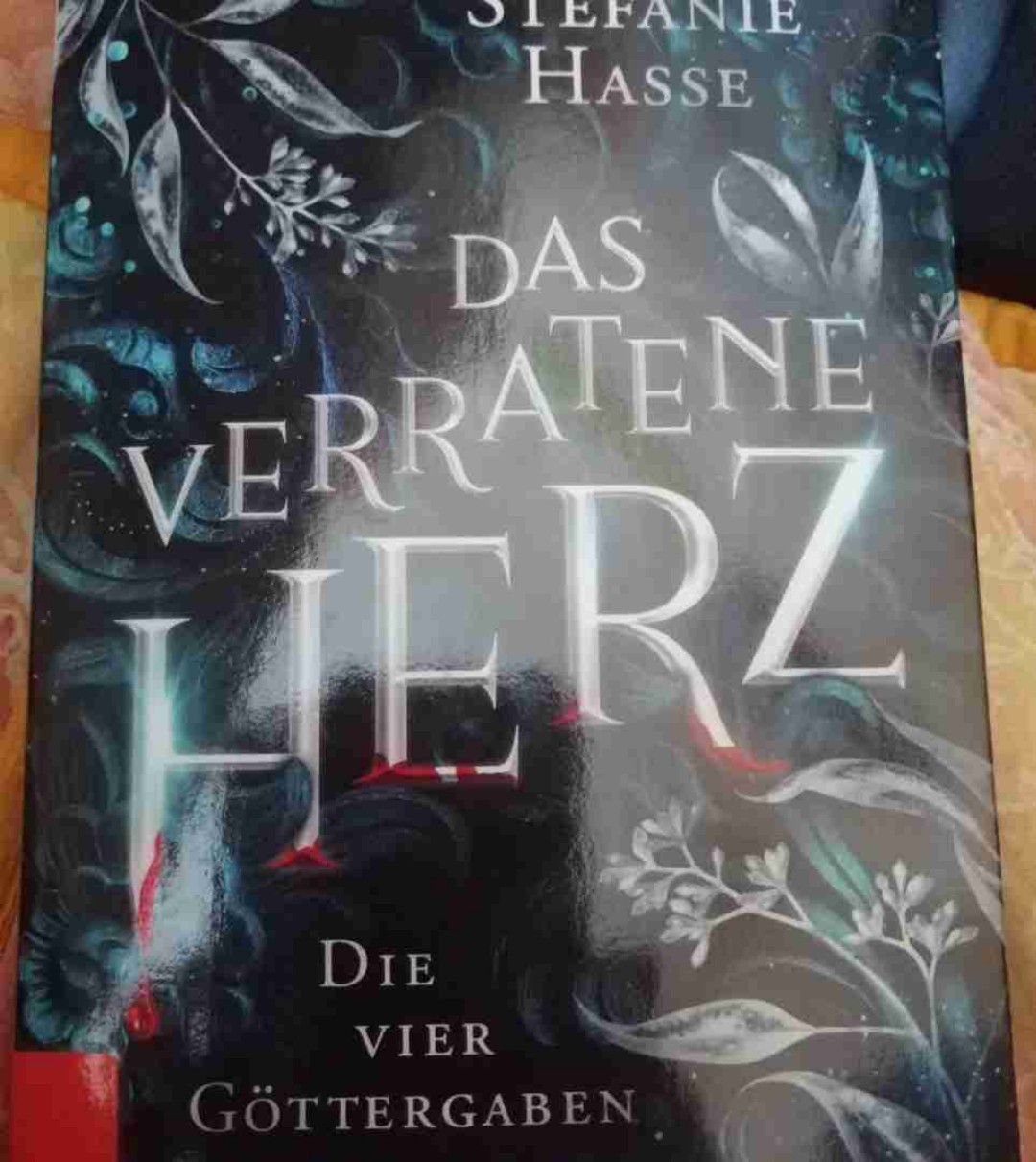Das Buch hatte mir sehr gut gefallen, auch wenn es nicht in unserer Zeit oder Erde spielt. 