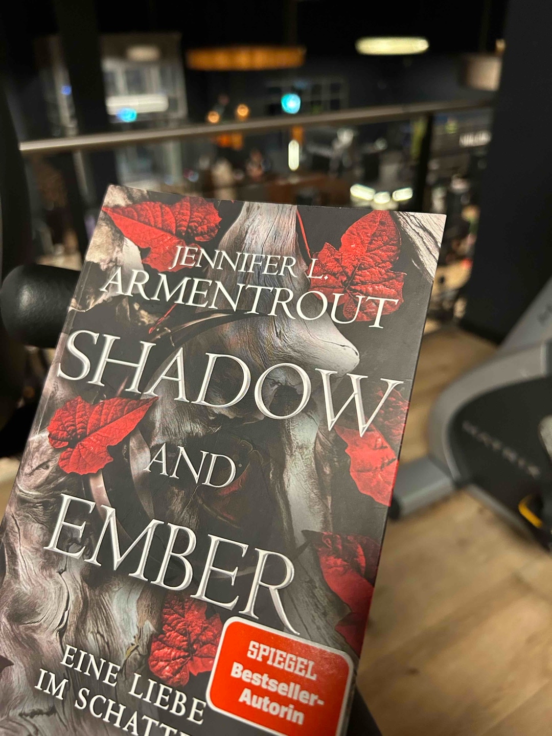 Willkommen in der Schattenwelt 🖤 - Shadow and Ember ist ein absolutes Muss für alle die, die BAA Reihe genauso lieben wie ich.