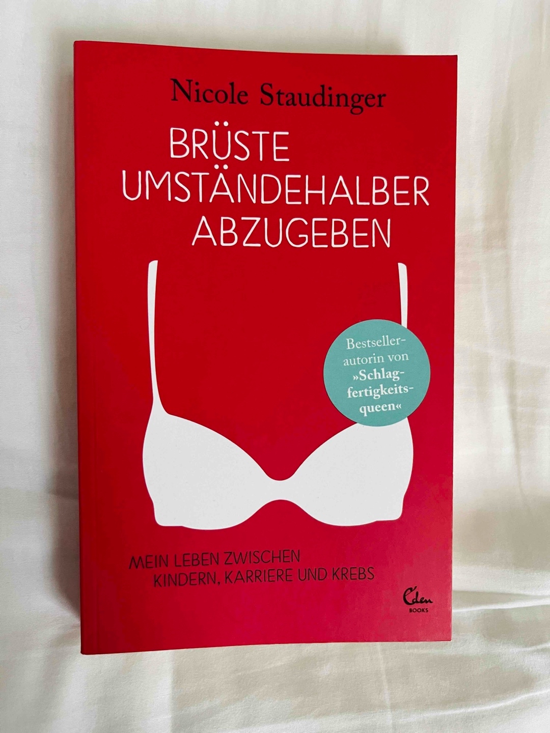 An ihrem 32. Geburtstag ertastet Nicole unter der Dusche einen Knoten in ihrer Brust. Schnell bestätigt sich, dass es sich um Krebskrebs handelt, des sie kurzerhand Karl Arsch tauft und ihm mit viel Mut und Humor entgegentritt.