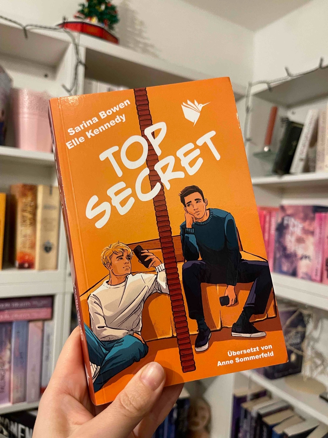 Ich LIEBE Luke und Keaton einfach! 🥰 Schon als ich die Geschichte vor Jahren auf Englisch gelesen habe, war ich ganz verzaubert von den beiden. ♥️ Jetzt habe ich sie noch einmal auf Deutsch verschlungen und kann den Book-Hangover bereits nach wenigen Minuten fühlen. 🥹 Ganz große Liebe für diese gefühlvolle und so echte Story. Große Empfehlung für alle, die spicy Gay Romance lesen. 🌈🫶🏼 Sarina Bowen hat wieder bewiesen, dass sie mit Worten berührt und einen mit jeder Zeile mitfühlen lassen kann.