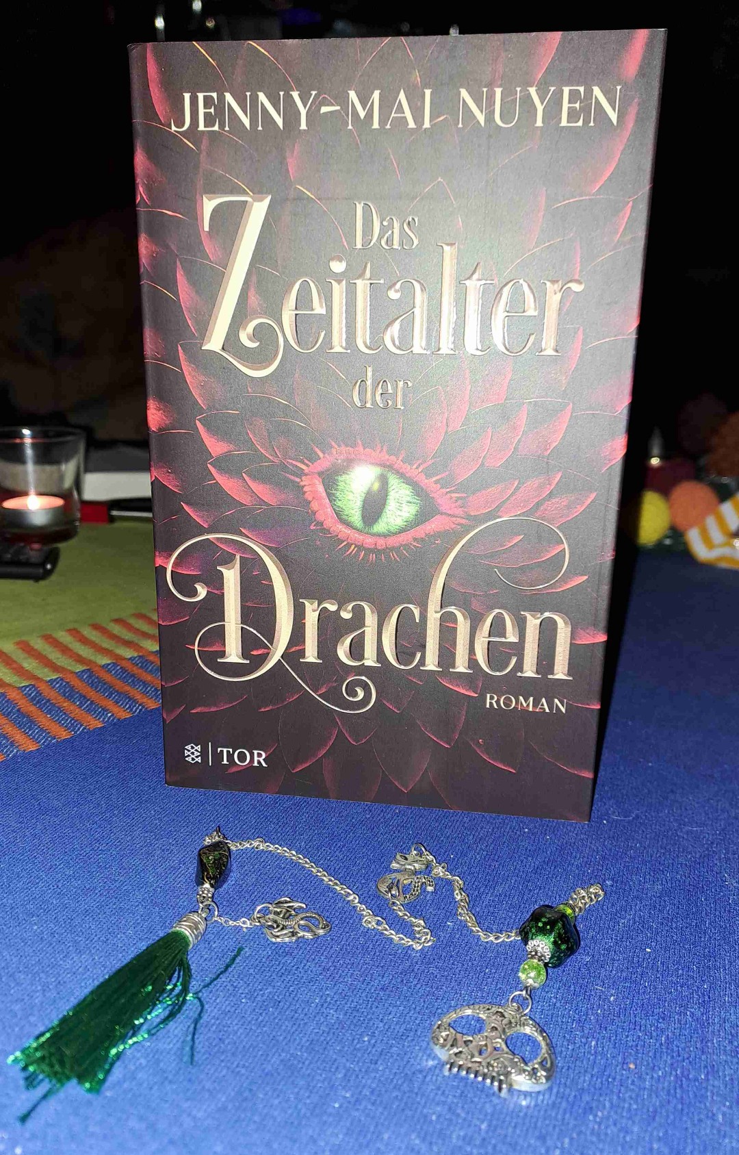 Ich habe gedacht, dieser Drachen kann mich überzeugen... Gespannt war ich. Doch schnell auch ernüchtert. Der Prolog hätte mich das Buch fast wieder weglegen Kassen, doch dann kam ein Teil der Geschichte, der mir richtig gut gefiel, mich auch mitgerissen hat und dann wurds wieder langatmig... und so ging das in einem fort. Fast hatte ich das Gefühl, hier haben zwei Autoren geschrieben...
Unterm Strich: Mich hat es nicht begeistern können. Leider!
