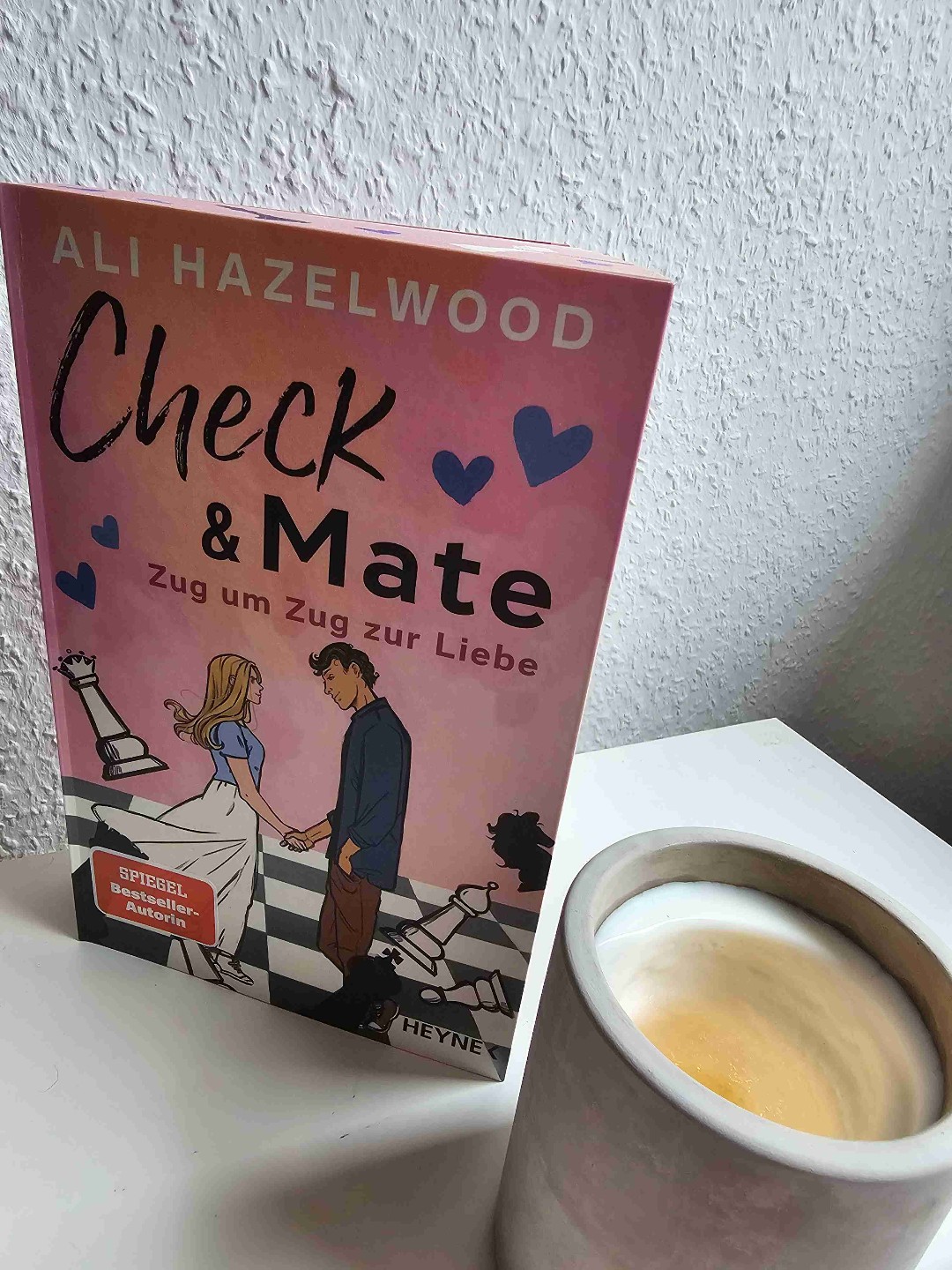Dieses Buch hat mich wirklich sehr überrascht. Es war einfach und schnell zu lesen, es gab lustige, emotionale und spannende Stellen, die es zu einem schönen Leseerlebnis gemacht haben. 😇
