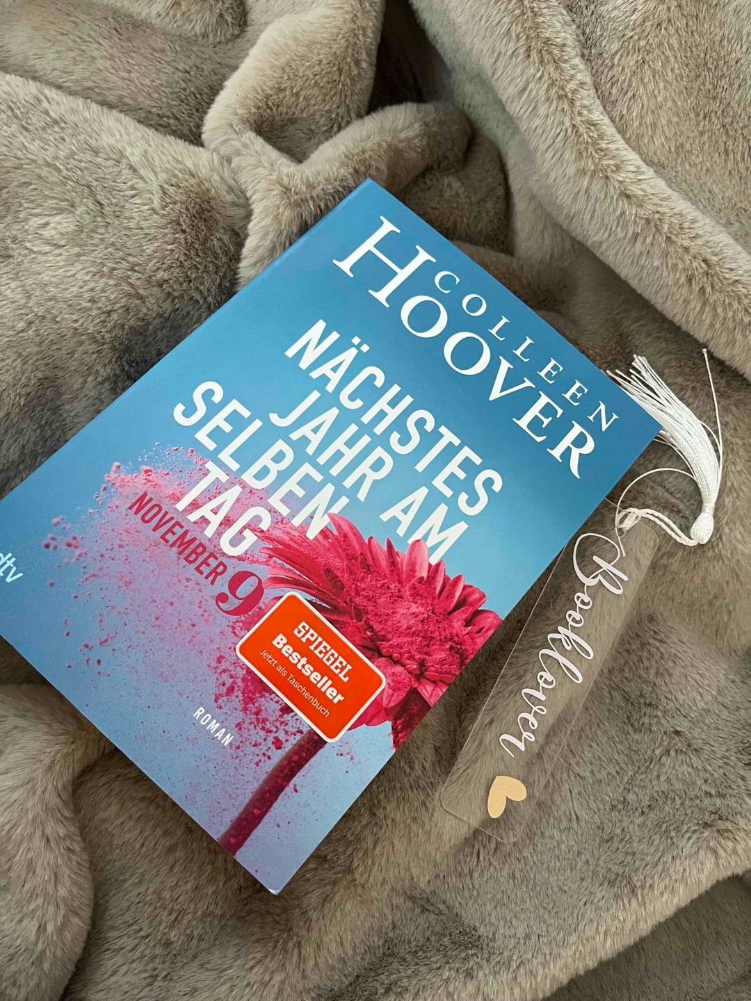 »Ich versuche mir immer zu sagen, dass jeder Mensch Narben hat«, flüstert sie. »Und da sind sicher welche dabei, die krasser sind als meine. Der Unterschied ist, dass meine Narben sichtbar sind und die von vielen anderen Leuten nicht, weil sie tief im Inneren liegen.« 🖤