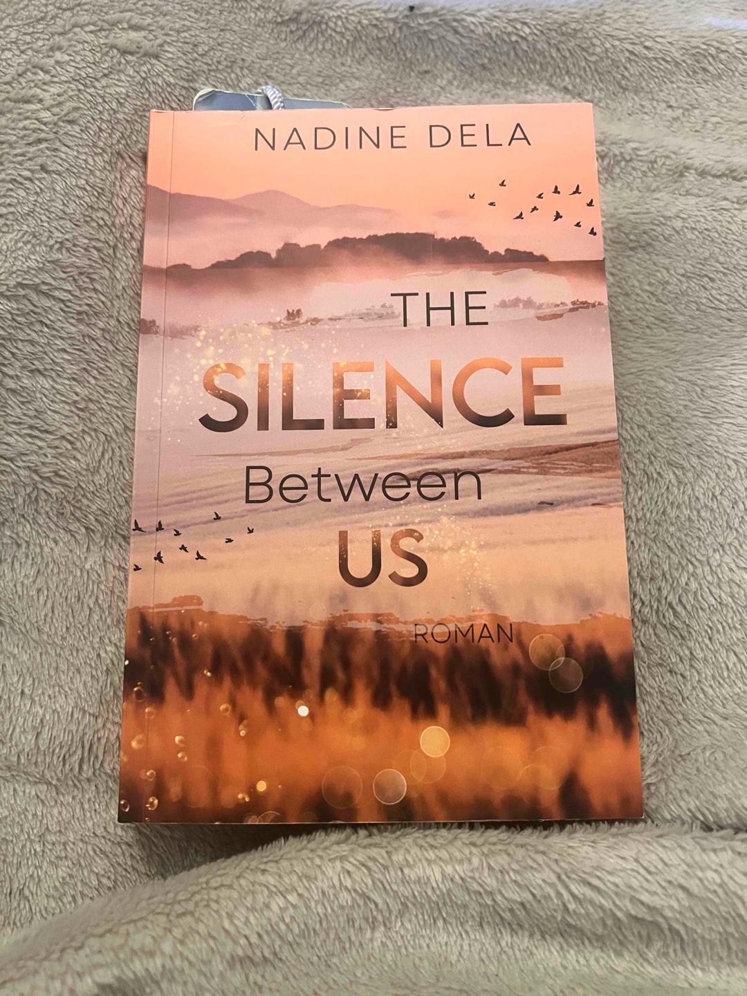 Musste mich durch das Buch quälen. Gegen Ende hab ich auch Absätze übersprungen weil ich das Buch einfach nur noch zu Ende bringen wollte.
Dieses Buch hat Thriller Momente drin, allerdings so wenige das es nicht wirklich ausschlaggebend ist dieses Buch zu kaufen.
Die Protagonistin mia konnte ich viele Handlungen einfach nicht nachvollziehen.
Finn fand ich teilweise einfach nur anstrengend.
Der schreibstil war für mich gewöhnungsbedürftig und fand ich auch stellenweise anstrengend da wenn z.B. die Perspektive sich wechselt und die beiden noch zusammen standen dann wird erstmal die letzte Szene wiederholt. Wäre jetzt für mich nicht notwendig..