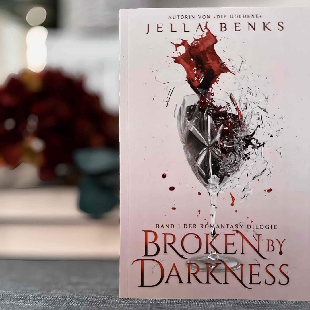 Spannend, atmosphärisch und unerwartete Wendungen. Broken by Darkness entführt euch in eine Welt, in denen Vampire über Menschen herrschen und einer Blutmagd, die bis zum Ende nicht nur für Aydan ein Rätsel war.