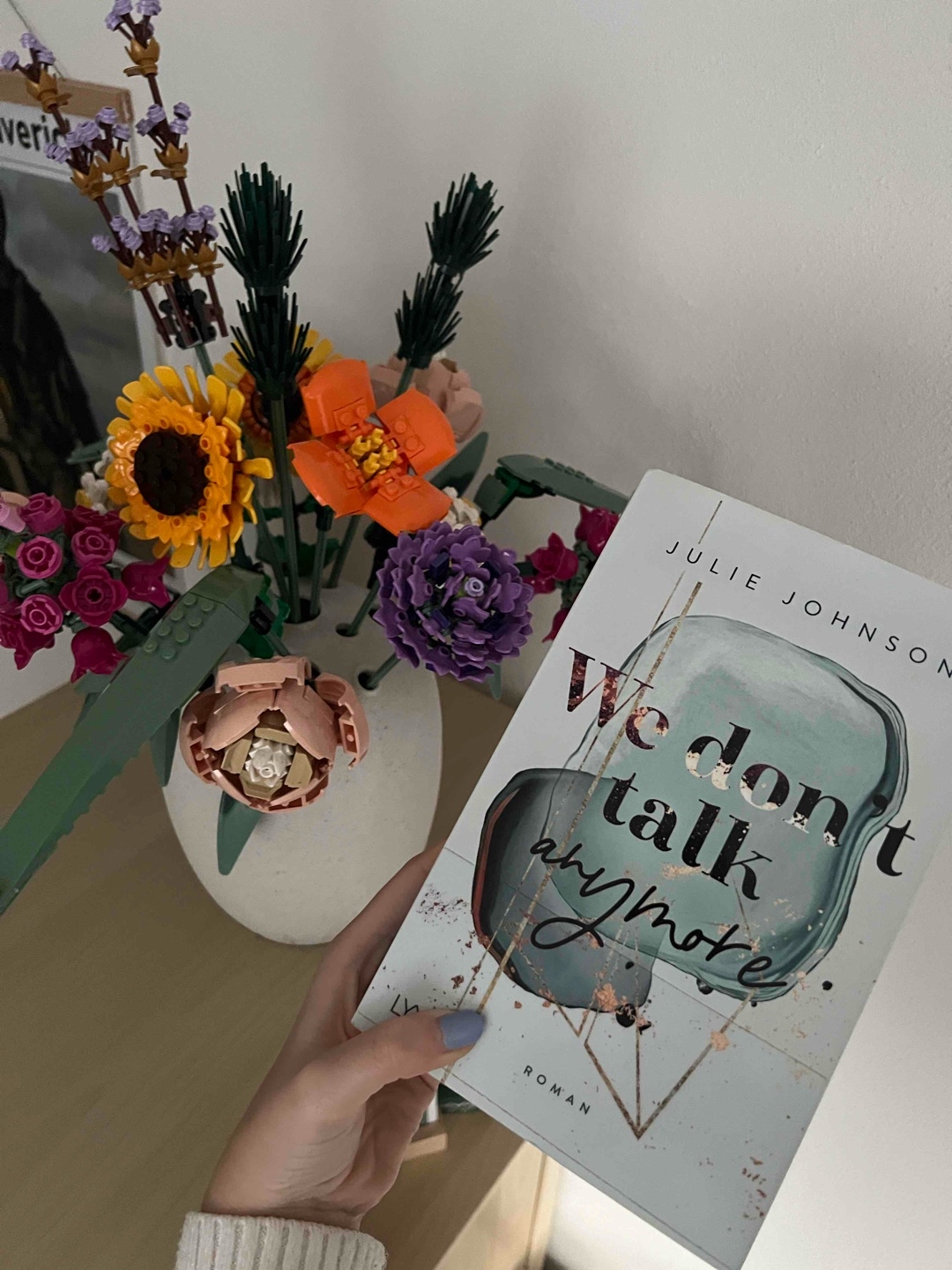 Mir hat das Buch gut gefallen: Ein schöne Mischung aus Spannung, Liebe, Drama und „Friends to lovers“. Klar, war manches ein bisschen zu offensichtlich, aber dennoch ein schöner Schreibstil, der Lust auf den zweiten Teil macht.