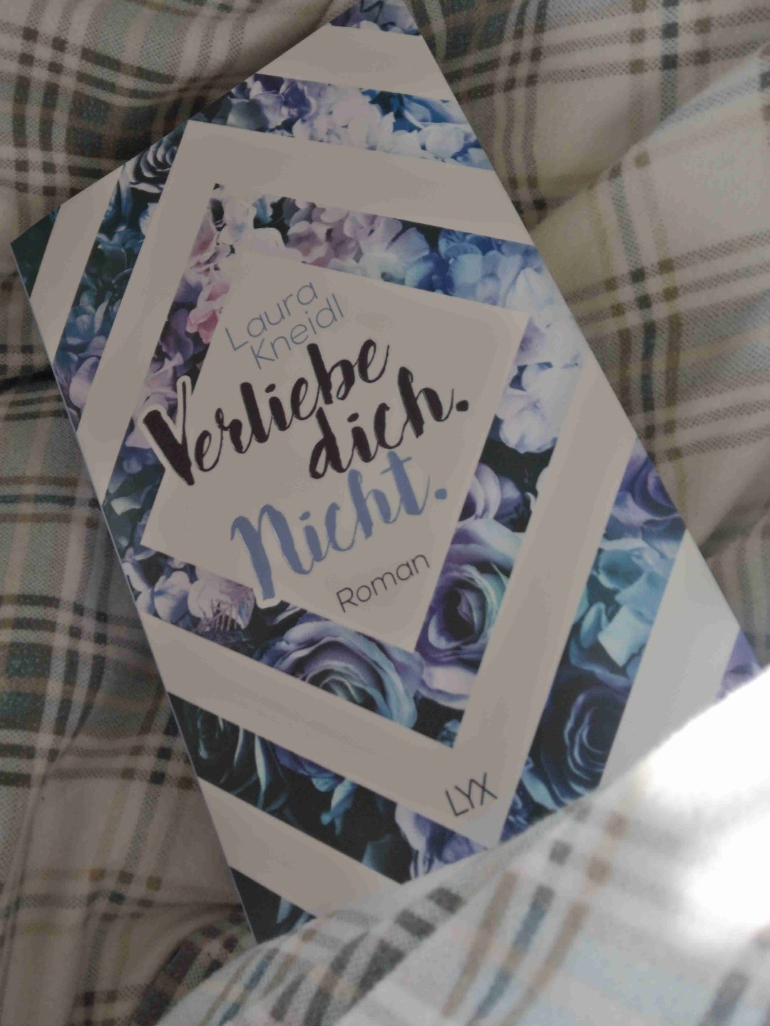 Megan Und Cam
5. Band der Reihe
3. Schöne Geschichte!
Erneut sehr emotional.
Es ist einfach wunderschön zu lesen wie man sich als Freunde und in einer Partnerschaft Unterstützen kann.
Nur gemeinsam können Träume wahr werden