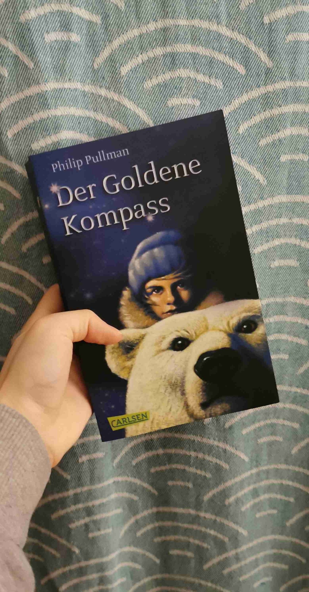 Lyras Abenteuer beginnt.