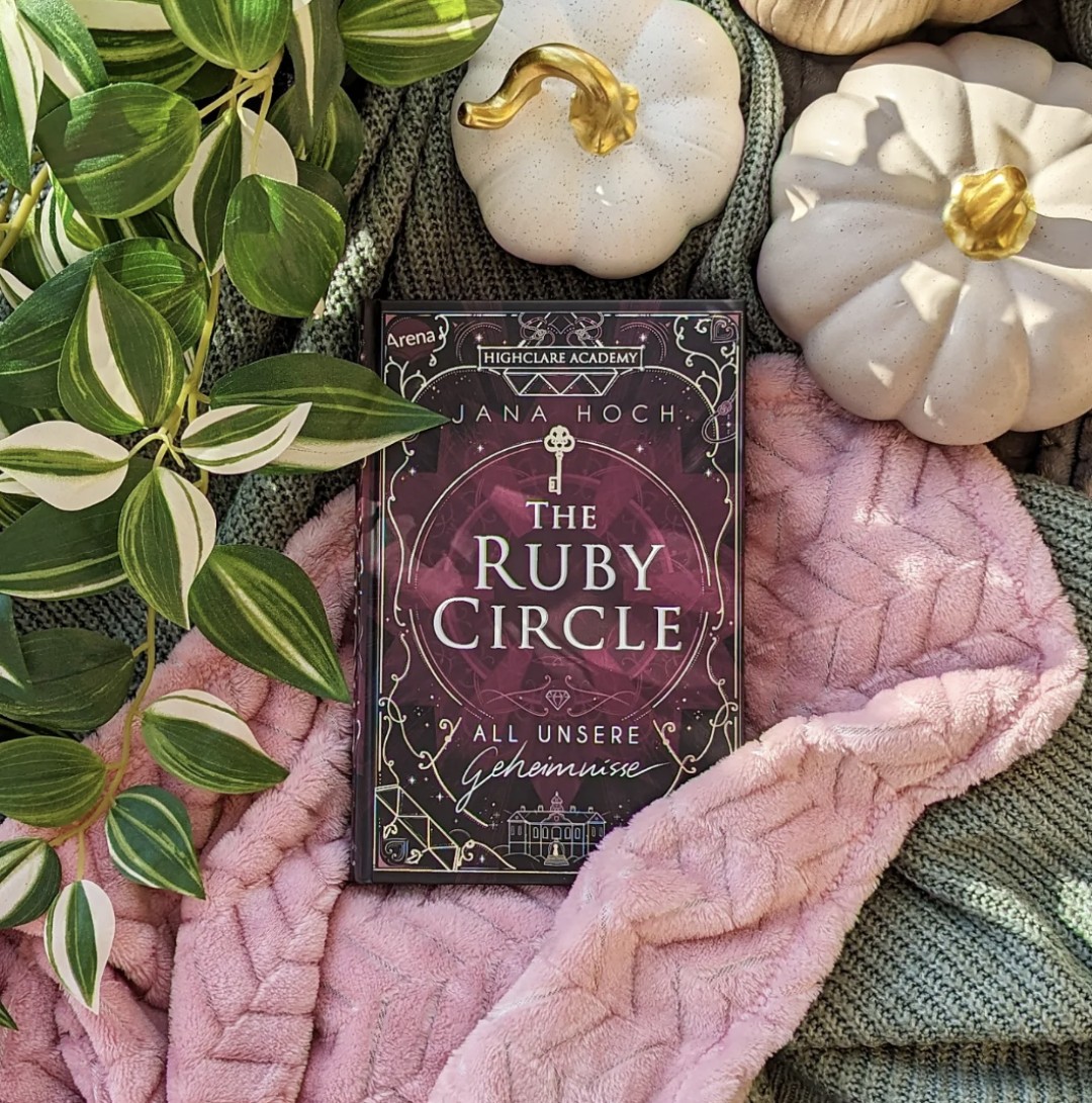 Willkommen in „The Ruby Circle“ – glamouröser Schauplatz von Rauschenden Partys, dunklen Intrigen, Skandalen und die ganz große Liebe. Eine Elite-Academy mit unzähligen verborgenen Geheimnissen.