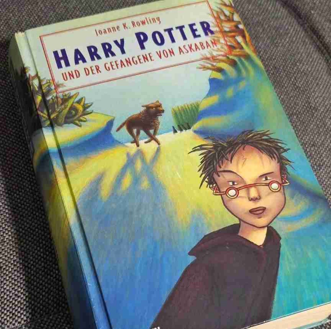 Bis jetzt mein lieblingsteil von den Büchern.
Ich muss sagen die Filme sind schon richtig gut.
Aber in den Büchern wird nochmal richtig ins Detail gegangen und ist richtig spannend.