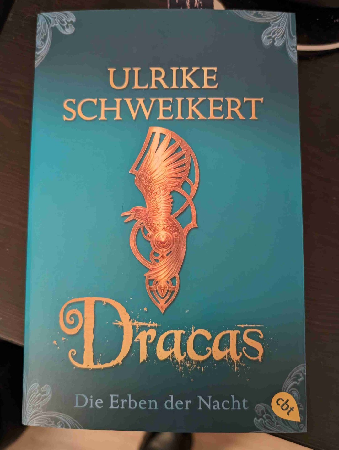 Ich mag diese Reihe einfach. Es ist wie eine Zeitreise auf der man die Protagonisten durch Orte und auch bekannte Persönlichkeiten begleitet.
