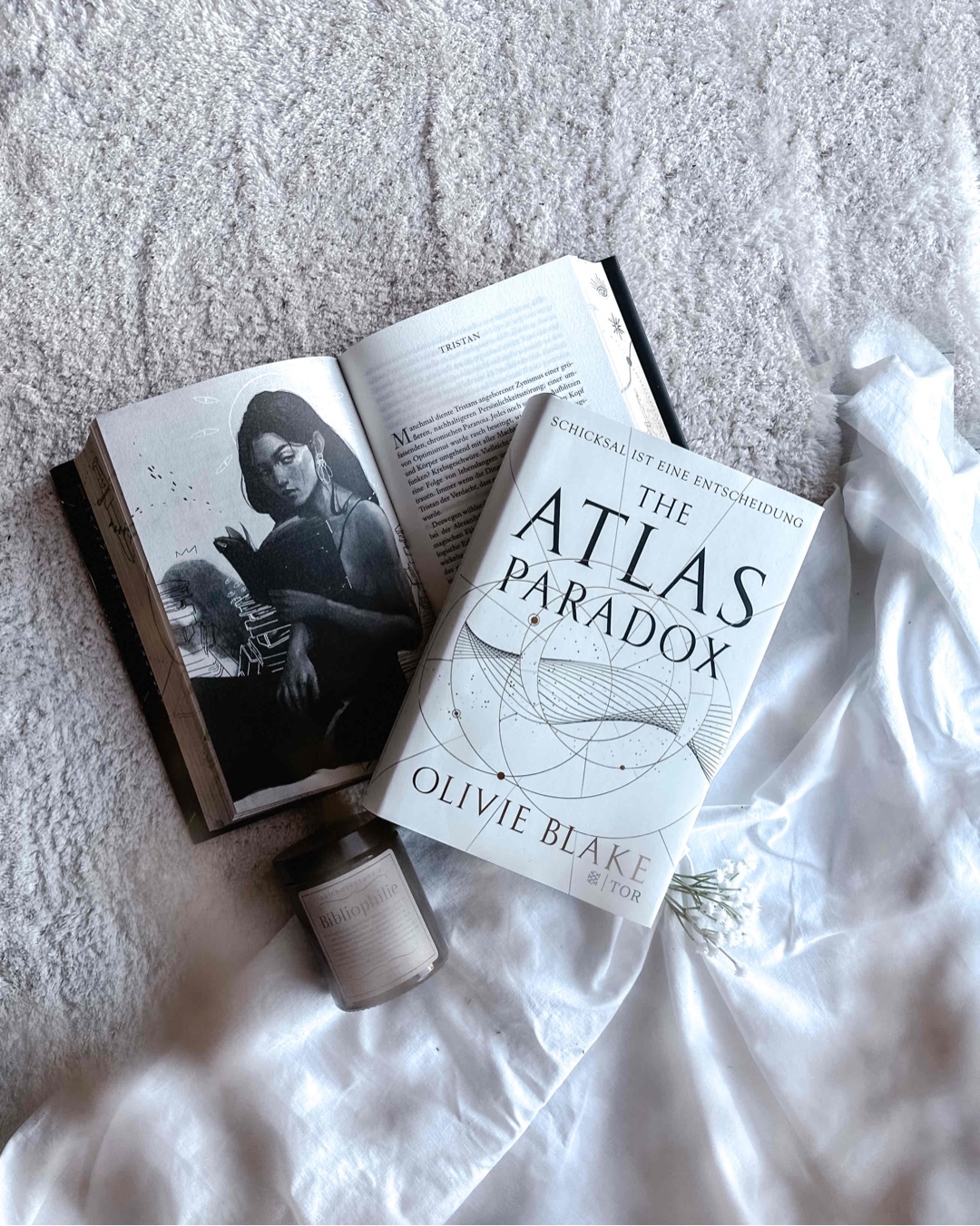 „𝐺𝑖𝑑𝑒𝑜𝑛 𝐷𝑟𝑎𝑘𝑒 𝑠𝑐ℎ𝑖𝑟𝑚𝑡𝑒 𝑚𝑖𝑡 𝑑𝑒𝑟 𝐻𝑎𝑛𝑑 𝑑𝑖𝑒 𝐴𝑢𝑔𝑒𝑛 𝑣𝑜𝑟 𝑑𝑒𝑟 𝑟𝑜𝑡 𝑔𝑙üℎ𝑒𝑛𝑑𝑒𝑛 𝑆𝑜𝑛𝑛𝑒 𝑎𝑏 𝑢𝑛𝑑 𝑙𝑖𝑒ß 𝑑𝑒𝑛 𝐵𝑙𝑖𝑐𝑘 ü𝑏𝑒𝑟 𝑑𝑖𝑒 𝑣𝑒𝑟𝑏𝑟𝑎𝑛𝑛𝑡𝑒𝑛 𝑠𝑐ℎ𝑤𝑎𝑟𝑧𝑒𝑛 𝐻ü𝑔𝑒𝑙 𝑤𝑎𝑛𝑑𝑒𝑟𝑛.“ - The Atlas Paradox (𝘚𝘦𝘪𝘵𝘦 17)
