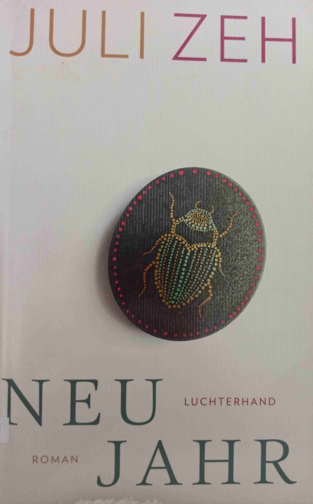 Ein kurzweiliger Roman mit ernstem Thema. Sehr bildlich geschrieben. Ich liebe Juli Zehs flüssigen Schreibstil. Muss man gelesen haben!