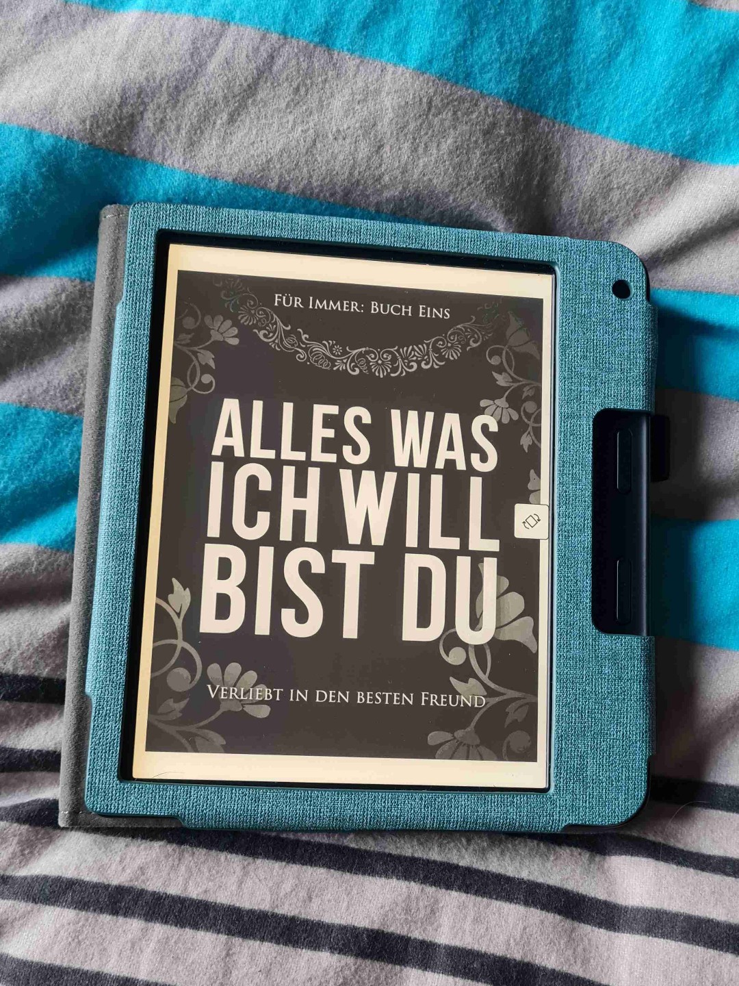 ✨️Alles was ich will bist du✨️
Schönes Buch, leider ein paar Grammatikfehler. Ansonsten toll, mir hat der Inhalt auch hier megaa gefallen und ich kann es nur weiterempfehlen💕
