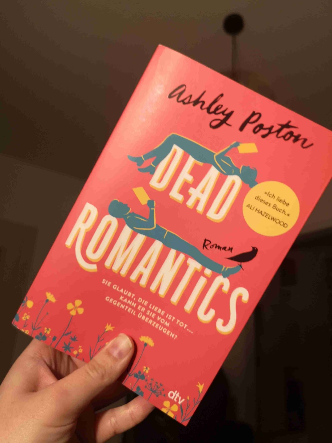 Eine gruselig romantische Komödie, mit Happy End.
Es ist eine Geschichte bei dem man sich schon drauf einlassen muss. Florence sieht schon im Kindesalter Geister und kann mit ihnen reden, dass half eine Leiche zu finden.
Rundum diese Eigenschaft baut sich eine tolle Geschichte auf, die einen zum Lachen, weinen und nachdenken bringt.