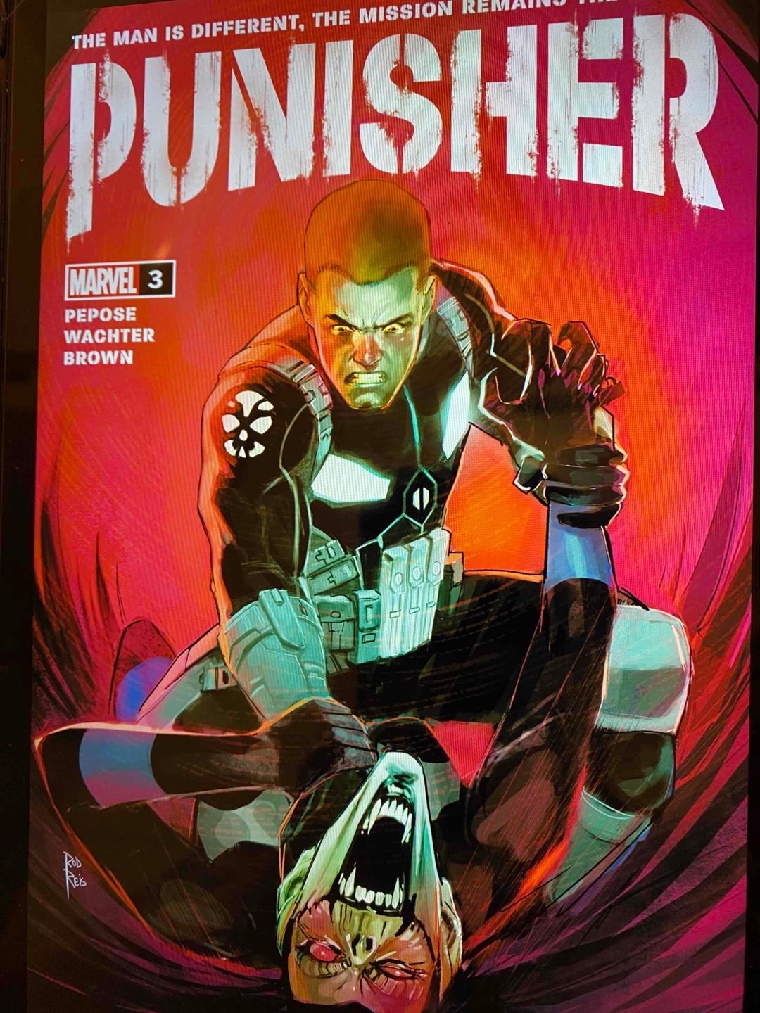 Viel Action und dazwischen ein spannender Plot. Der neue Punisher in der neuen Punisher Miniserie knüpft an die alten Stärken von Frank Castle an und bringt dabei frischen Wind ins Franchise. Auch in Heft 3 macht die Serie verdammt viel Spaß und ich bin schon auf das Finale gespannt aber auch etwas traurig weil nach 4 Heften Schluss sein wird … (?)
Fans vom Punisher, alte wie neue, können bedenkenlos in die Serie einsteigen!