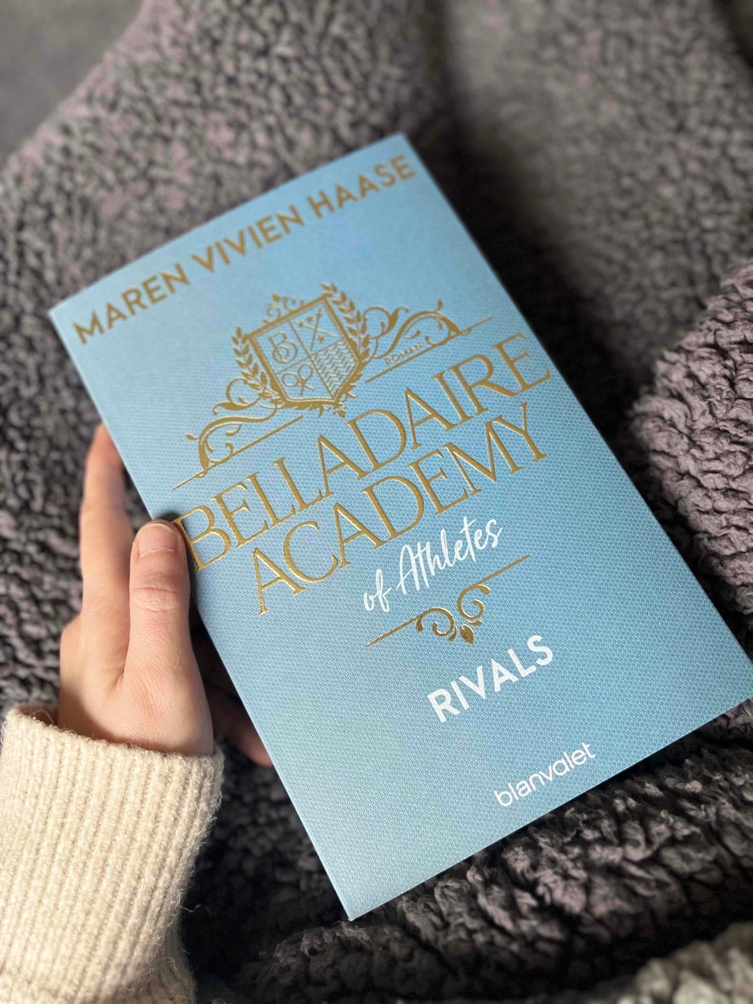 Leider sehr Klischeehaft und nichts wirklich besonderes. Das Verhalten der Protagonisten war leider echt kindisch. Dennoch konnte mich das Buch gut unterhalten. 🤷‍♀️