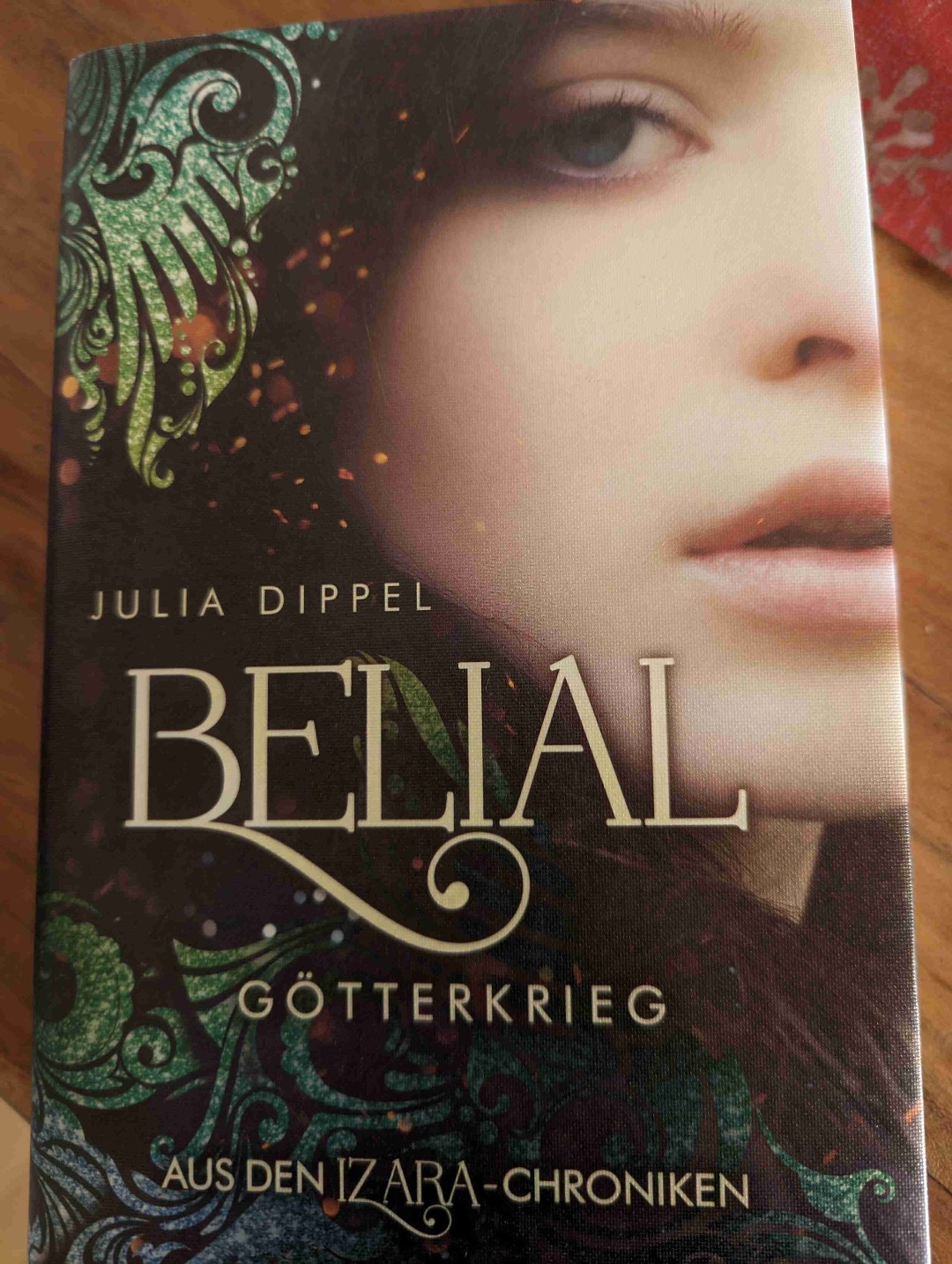 Ich hatte mich so gefreut das Belial eine eigene Diologie bekam und wurde nicht enttäuscht. Ich fand es super das man alte Gesichter wieder im Buch getroffen hatte und Belial .. ist einfach Belial. Wenn man Ihn beschreiben müsste würde das Sprichwort "harte Schale weicher Kern" perfekt zu ihm passen. 
