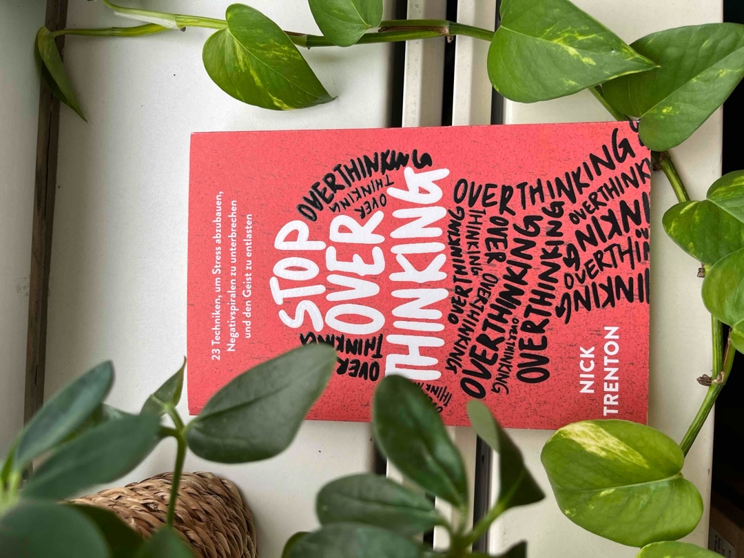 Ein Buch, das vor allem zum Nachdenken anregt. Es werden Methoden gezeigt, die Overthinking vermeiden sollen. Für mich sind viele dieser Methoden leider nicht in der Praxis umsetzbar.