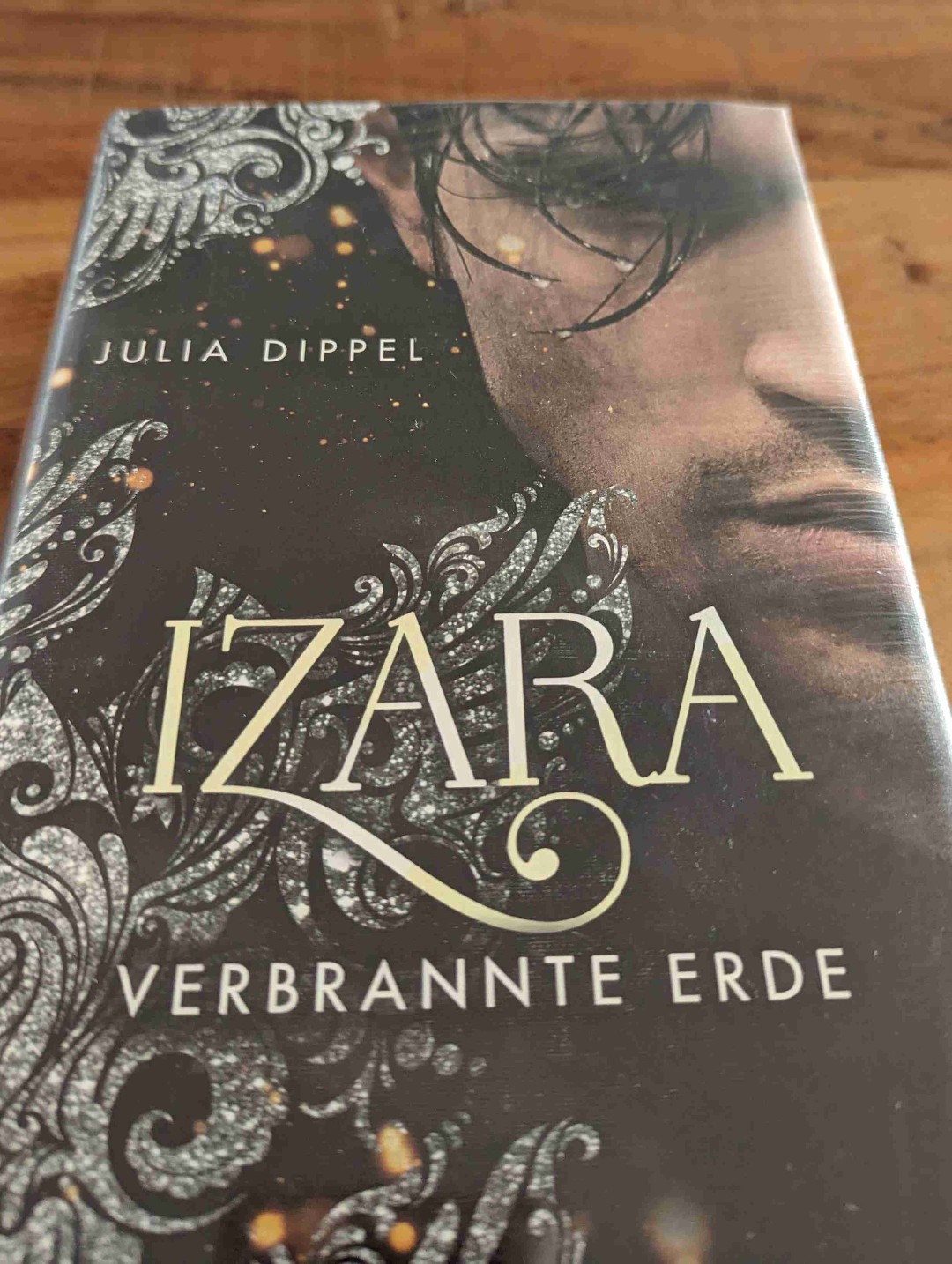 Ein episches Finale. Ich habe bis zum Schluss mit gefiebert und geweint. Selten hat mich so eine Buchreihe mitgerissen.  Es war spannend , mitreißend, gefühlvoll - einfach alles. 