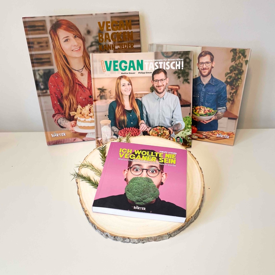 Philipp Steuer nimmt einen an die Hand und zeigt jedem - egal wie man sich ernährt - was u.a seine Gründe waren, um vegan zu werden und welche 5 Phasen einen erwartet, wenn man selber einen Schritt in die Richtung gehen möchte. Und das alles mit viel Humor, seinen persönlichen Erfahrungen, Verständnis und ohne erhobenen Zeigefinger! Die perfekte Kombination.