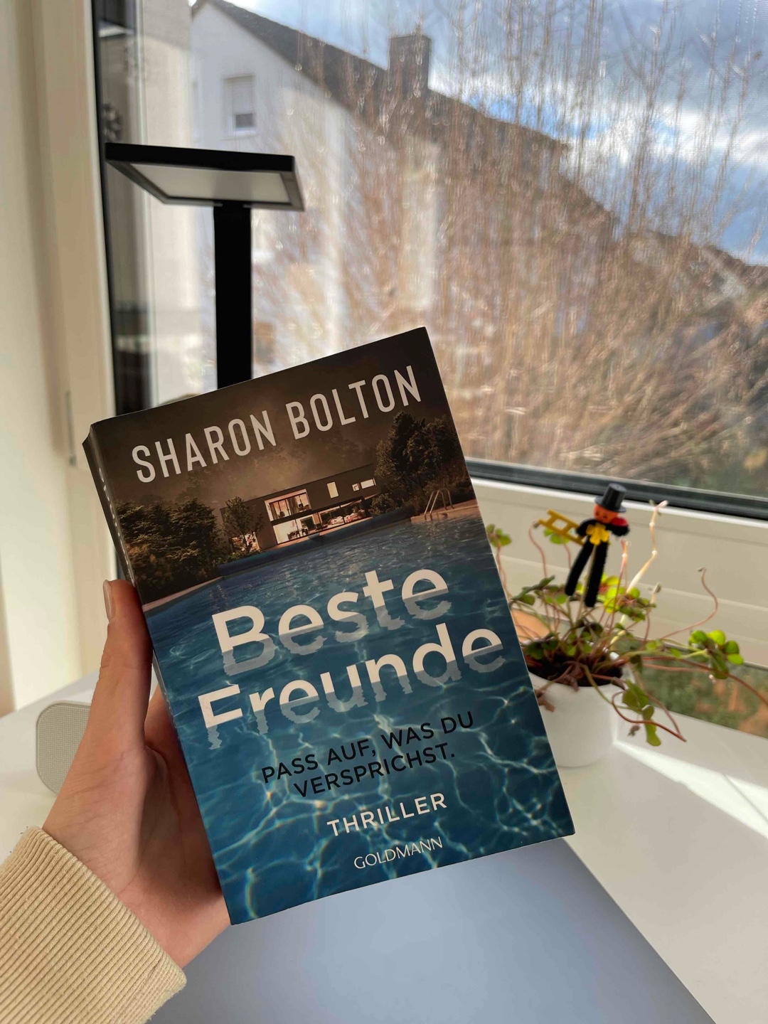 Richtig gutes Buch! Es war spannend von Anfang bis Ende, man konnte gut mit den Charakteren mitempfinden und es fiel mir schwer, mich für eine Seite zu entscheiden. Man war immer wieder hin- und hergerissen. Für einen Thriller fand ich die Charaktere auch relativ vielschichtig. Würde es auf jeden Fall empfehlen!