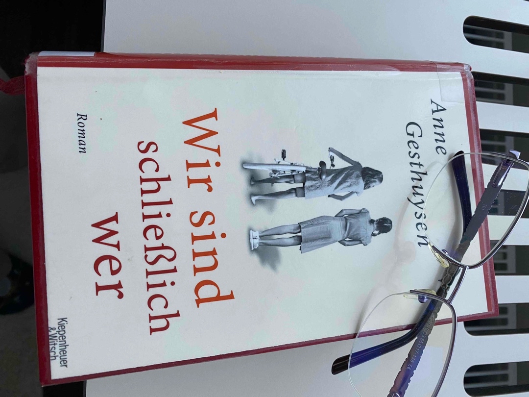 Anne Gesthuysen ist ein Garant für spannende Familiengeschichten. Auch hier wurden nach und nach Geheimnisse der Protagonisten enthüllt, die für einige Überraschungen sorgten . Das Einzige, was ich nicht so gut fand, war im zweiten Teil die Geschichte um Sascha. Ich hatte das Gefühl, die Autorin wollte hier soviel wie möglich passieren lassen- für mich zuviel.
Alles in allem aber ein lesenswerter Roman.