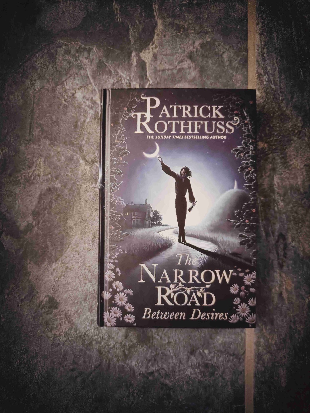 Eindeutig Patrick Rothfuss und doch so anders