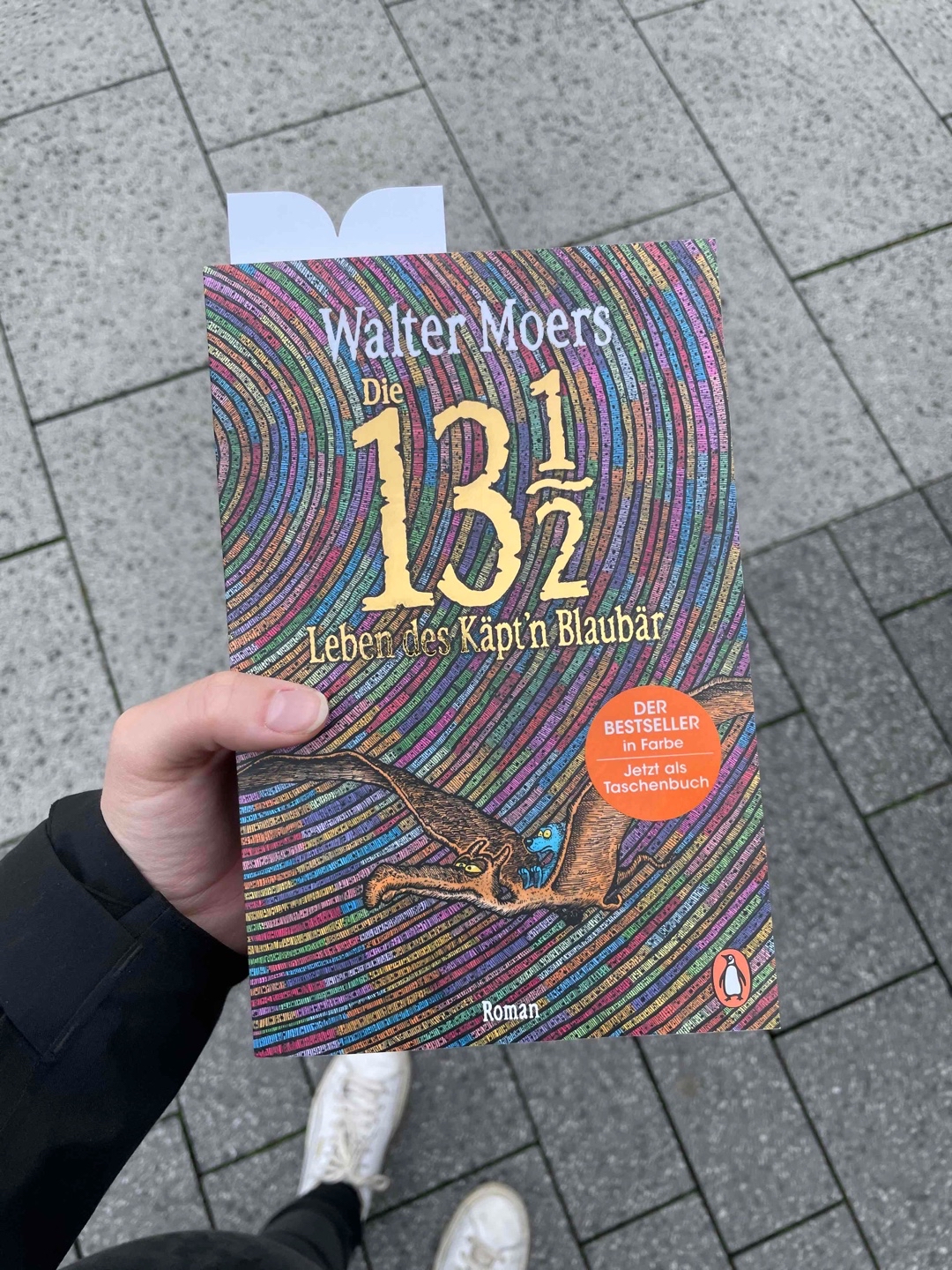 Das Buch wandert sofort auf meine Liste der Lieblingsbücher!
So fantasie- und liebevoll wie kaum eine andere Geschichte. Und vor allem: urkomisch.
Walter Moers hat ein Universum geschaffen, dass sich gar nicht in Worte fassen lässt. Das muss man selber erlebt haben ☺️ Käptn Blaubär eignet sich hierbei super gut als Einstieg in die Welt von Zamonien.