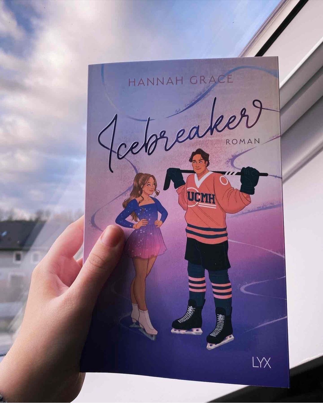 Icebreaker, war ganz genau das Gegenteil von dem was ich erwartet habe. 

Ich habe es jetzt über langen Zeitraum gelesen und habe es auch oft abgebrochen, doch trotz den vielen Lese Pausen, finde ich die romance Story  okay. 🙃
Mir hat viel in dem Buch gefehlt,  bei bestimmten Szenen fand ich es stellen Weise übertrieben oder auch es anstrengend zu lesen. So das ich mal ein paar Seiten oft übersprungen habe. Leider bekommt diese Geschichte deswegen nur 3,5 ⭐️