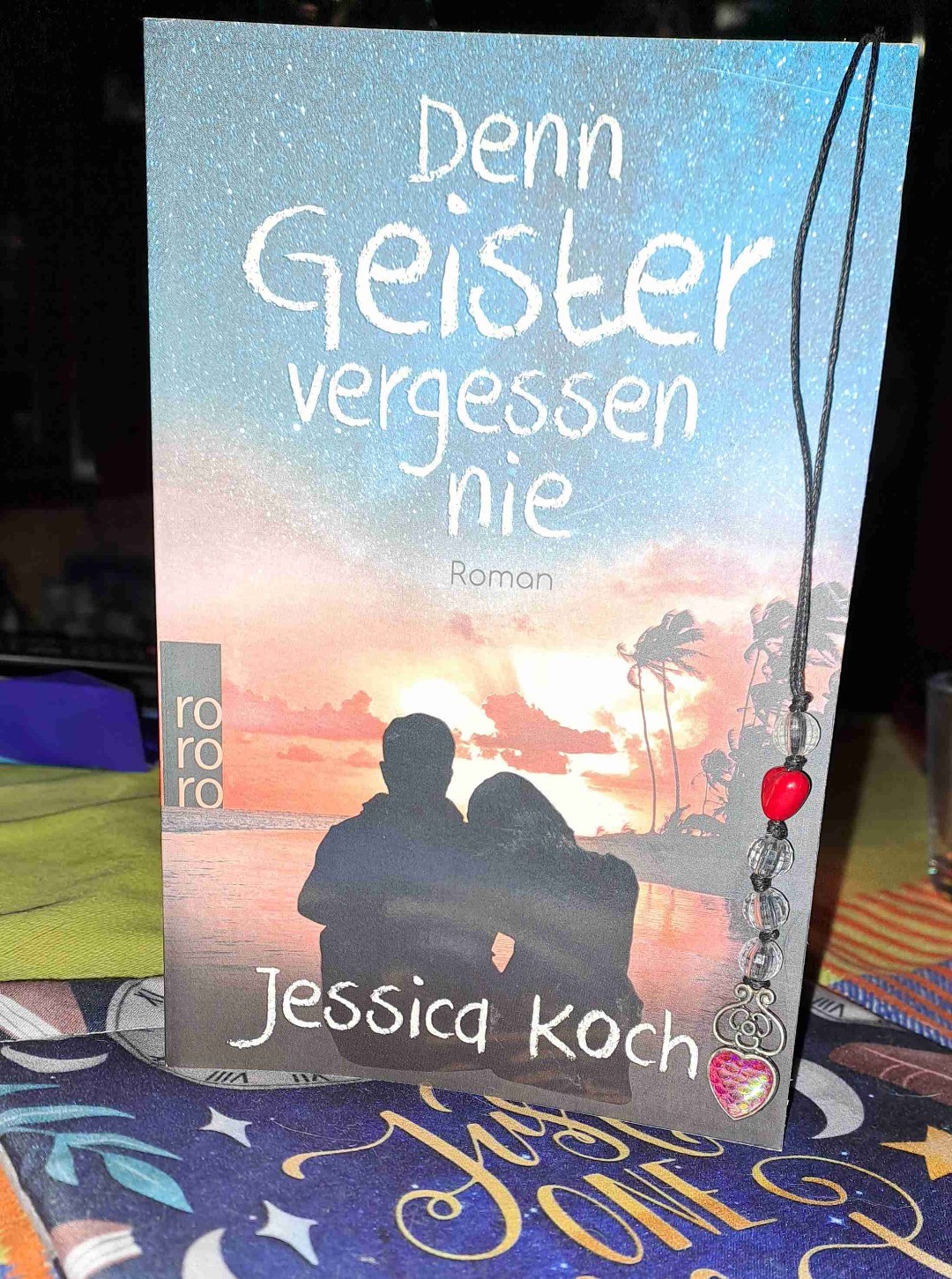 Eine Geschichte über die Liebe, das Leben und das Loslassen. Und nicht zu vergessen: Geister und Voodoo...
Klingt schon schräg. Wäre bestimmt auch sehr emotional gewesen. Aber es fehlte einfach was. Due Figuren blieben für mich ziemlich flach, ohne Tiefgang, manchmal einfach nicht "echt" genug.
Selbst diese mystische Voodoo-Sache hätte was bewirken können. Aber hat in allem einfach nicht funktioniert.