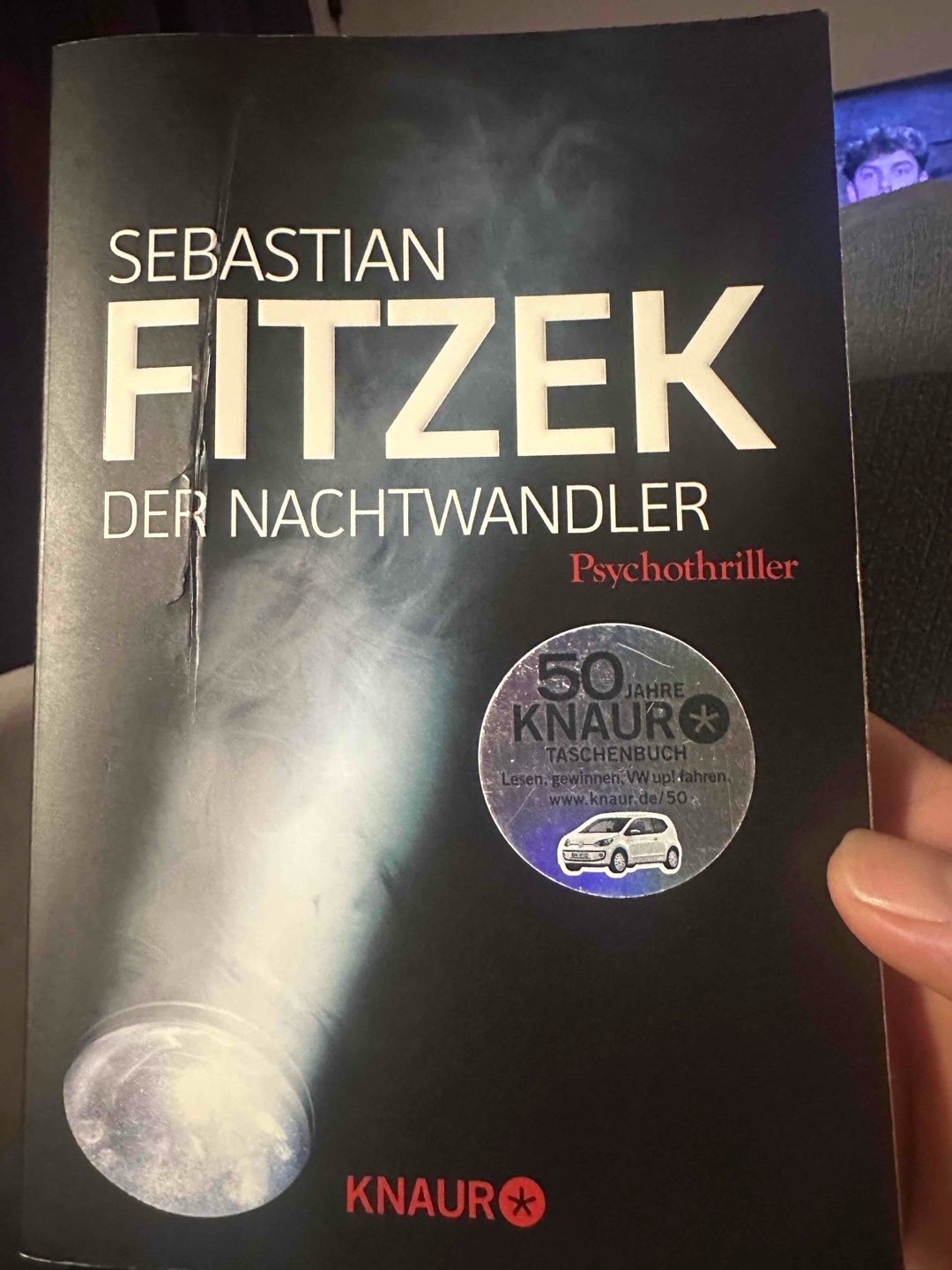 Gut zu lesen aber die Sprünge sind manchmal schwierig