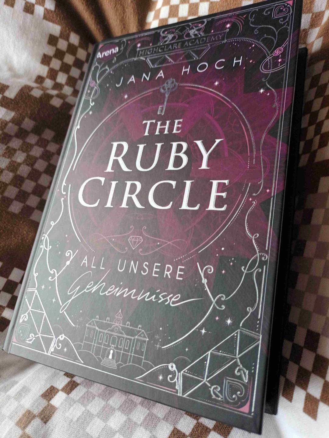 Wow, was für eine positive Überraschung dieses Buch! Ein bisschen Wendy mit starken Pretty Little Liars Vibes ( - allerdings glaube ich, wenn man keine Pferde mag, wirds ein bisschen schwierig, da dies doch einen größeren Fokus hat)
Ich konnte es kaum aus der Hand legen, da mich die Spannungen zwischen den Charakteren extrem in den Bann gezogen haben und man damit immer weiter lesen und abtauchen möchte, besonders in der 2. Hälfte. Die Charaktere hätten ein bisschen mehr Tiefe gebraucht, zwischendurch fand ich einzelne Handlungen auch ein bisschen überstürzt und nicht richtig nachvollziehbar, da hat mir ein bisschen was gefehlt. Dies Gefühl vom Fehl am Platz sein, wurde sehr schön und authentisch rübergebracht und führt zu einer sympathischen Prota.
Für mich ein Überraschungshit und hole mir definitiv Band 2 und 3 noch!