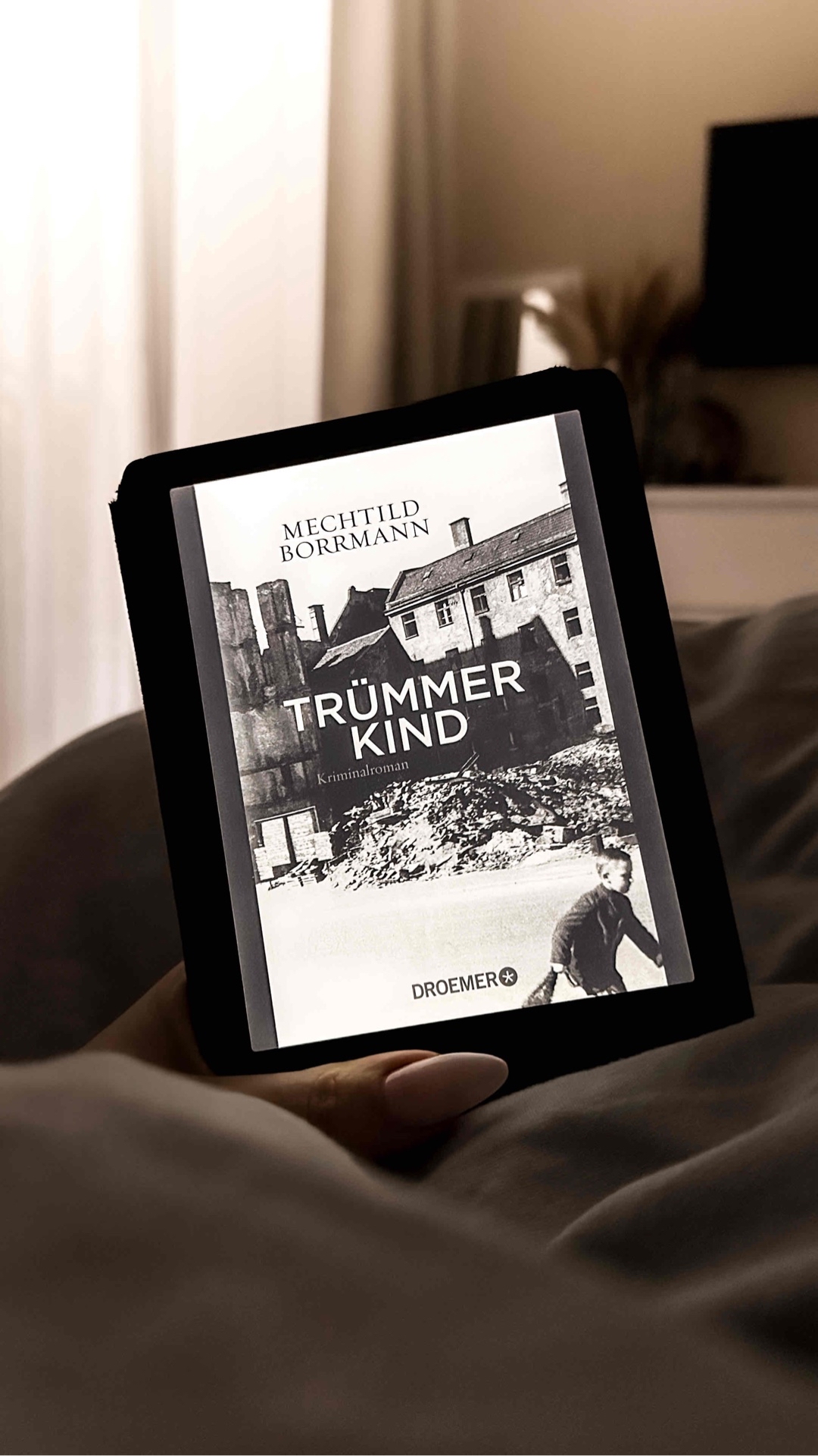 Spannende & bewegende Geschichte sehr kurzweilig erzählt. Da die einzelnen Kapitel zwischen Orten, Personen und Zeiten springen, ist Konzentration gefragt. Ein Buch, das nicht aus der Hand gelegt werden kann.