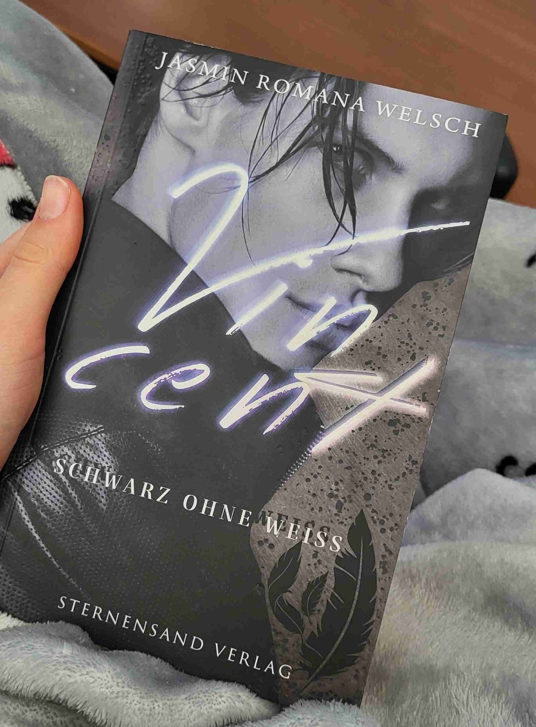 Definitiv keine leichte Kost aber wunderbar geschrieben! Wirklich ein tolles Prequel zu der Evig Roses Reihe, mit Potential für mehr.