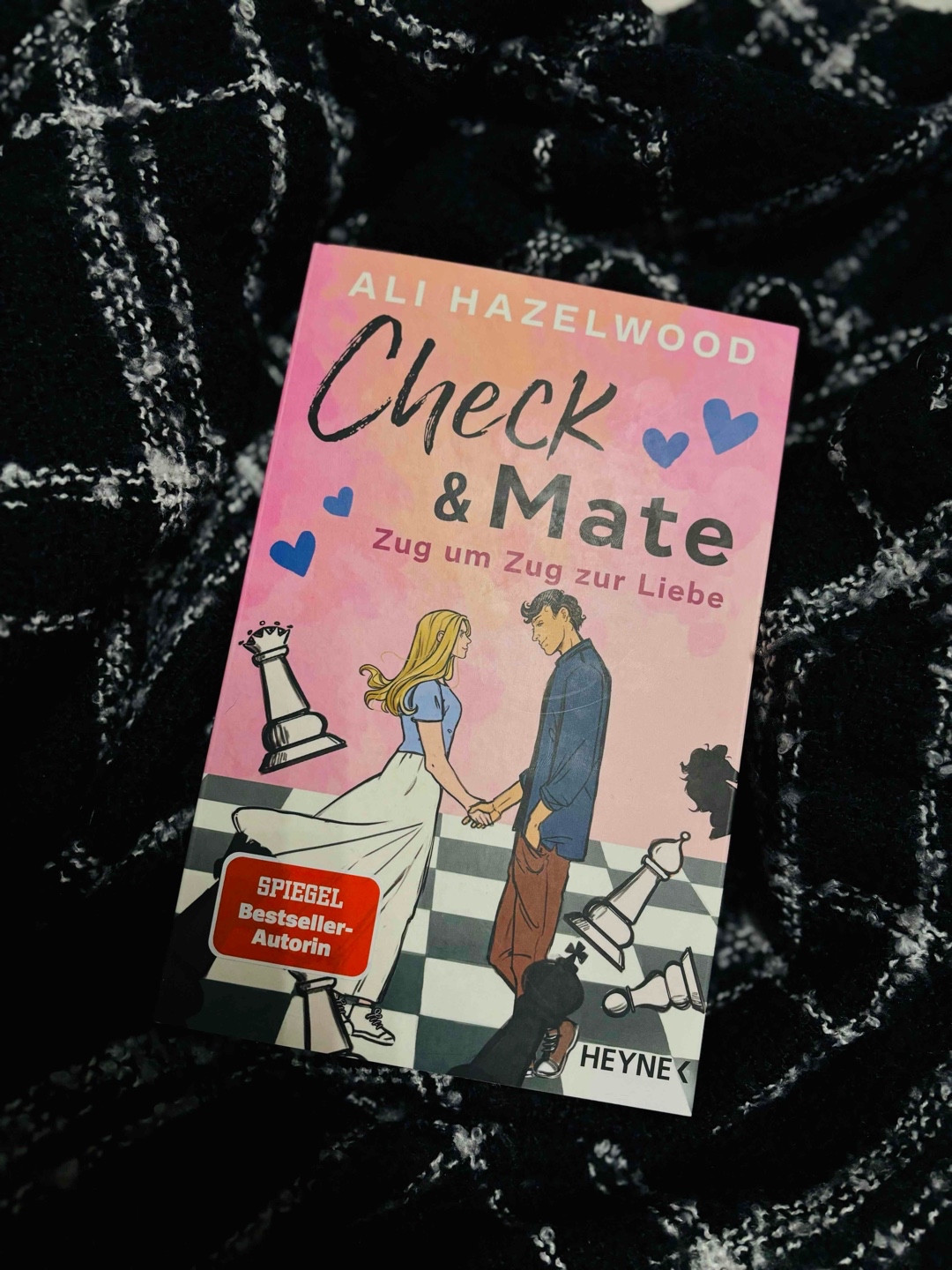 Ich sehe, wie er mich ansieht, und werde von etwas überflutet, das ich nicht benennen kann.
»Weil alles anders ist, wenn ich mit dir zusammen bin. Mallory. Wenn ich mit dir zusammen bin, möchte ich mehr spielen, als dass ich gewinnen will.« 🫧