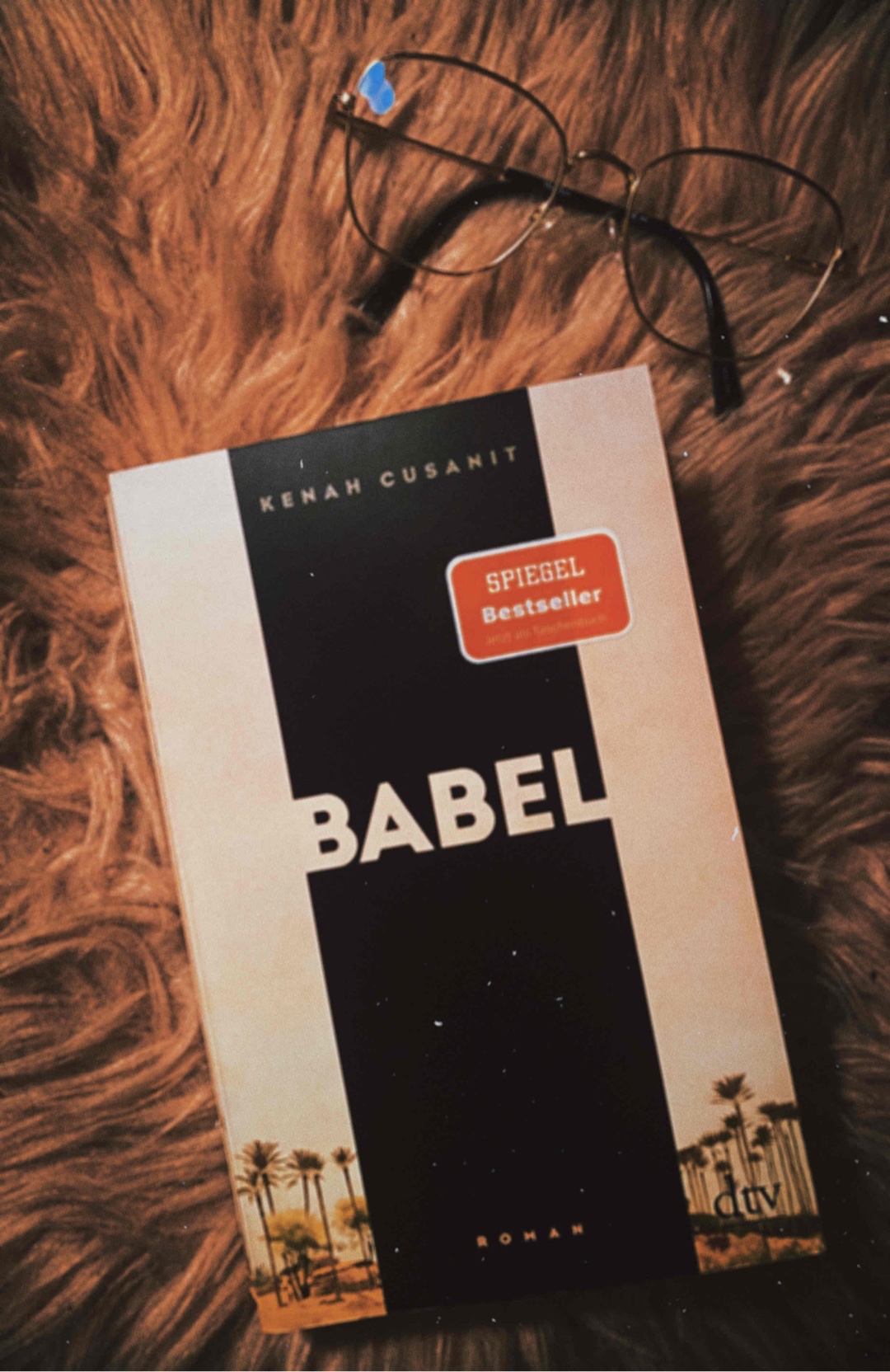 "Babel" von Kenah Cusanit bietet eine interessante und anspruchsvolle Lektüre, die jedoch einige Herausforderungen mit sich bringt.
