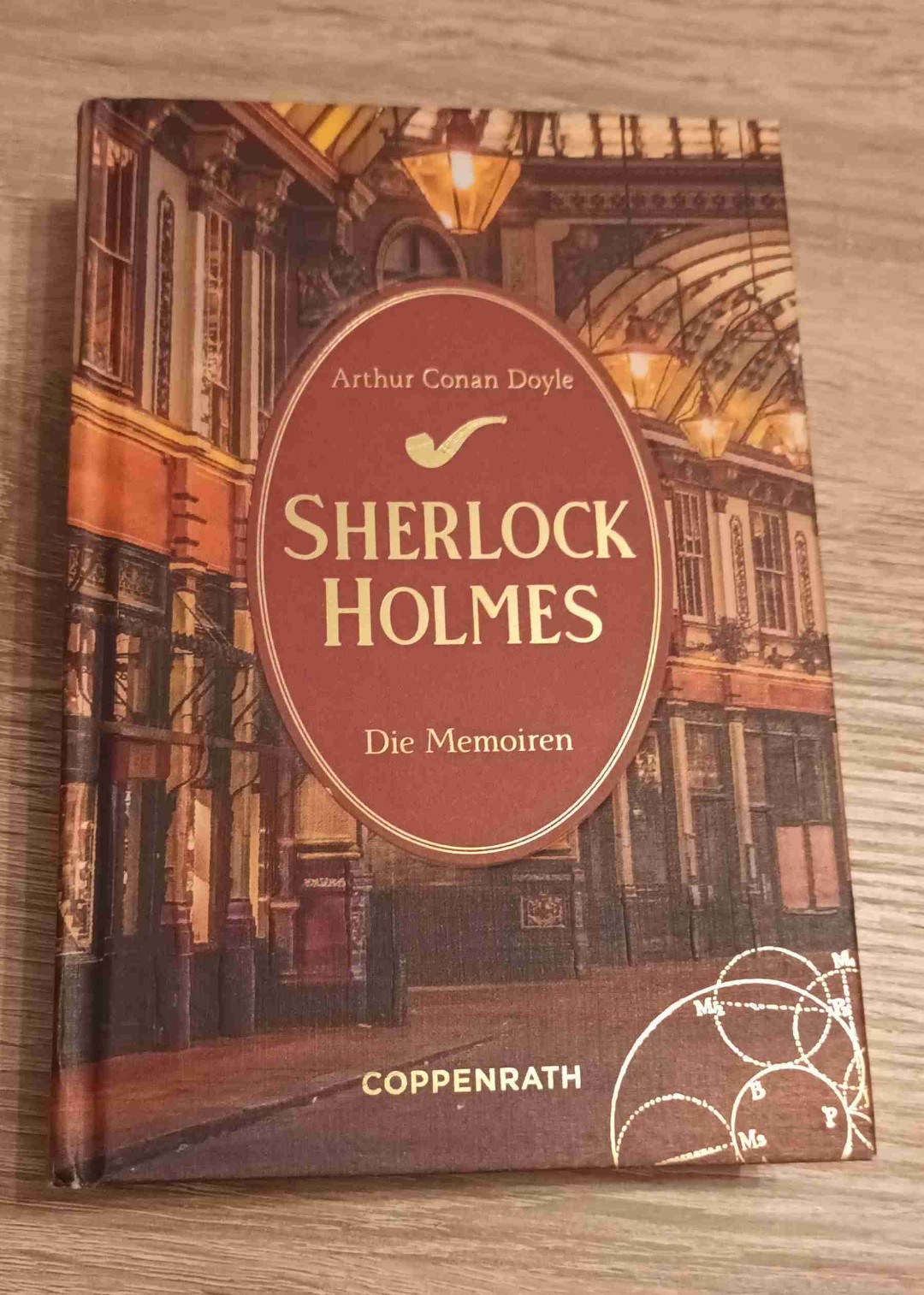 In 11 kurzen Fällen zeigt uns Watson mal wieder wie brillant Sherlock Holmes ist. Wenn aufgrund der Kürze nicht viel Spannung vorhanden ist, so ist das Buch doch sehr abwechslungsreich und vielfältig. Macht einfach Spaß zum Lesen. Von der Gestaltung und den Beilagen dieser Schmuckausgabe, brauche ich gar nicht anfangen. Die sind wieder wunderbar geworden!