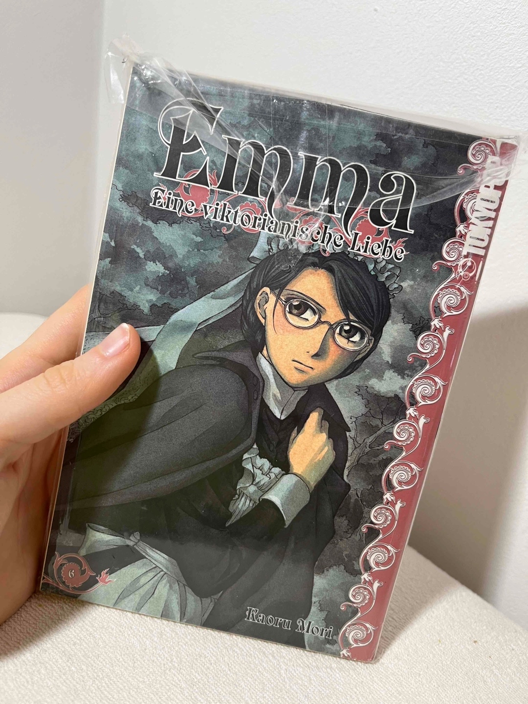 Ich kann das alles nicht mehr…mein armes Herz. Bitte lass es ganz schnell wieder positiv werden. Also die Handlung! Der Manga ist einfach spitze! Und ich muss wohl doch 150€ in Emma investieren, um das Ende zu lesen🥹😂