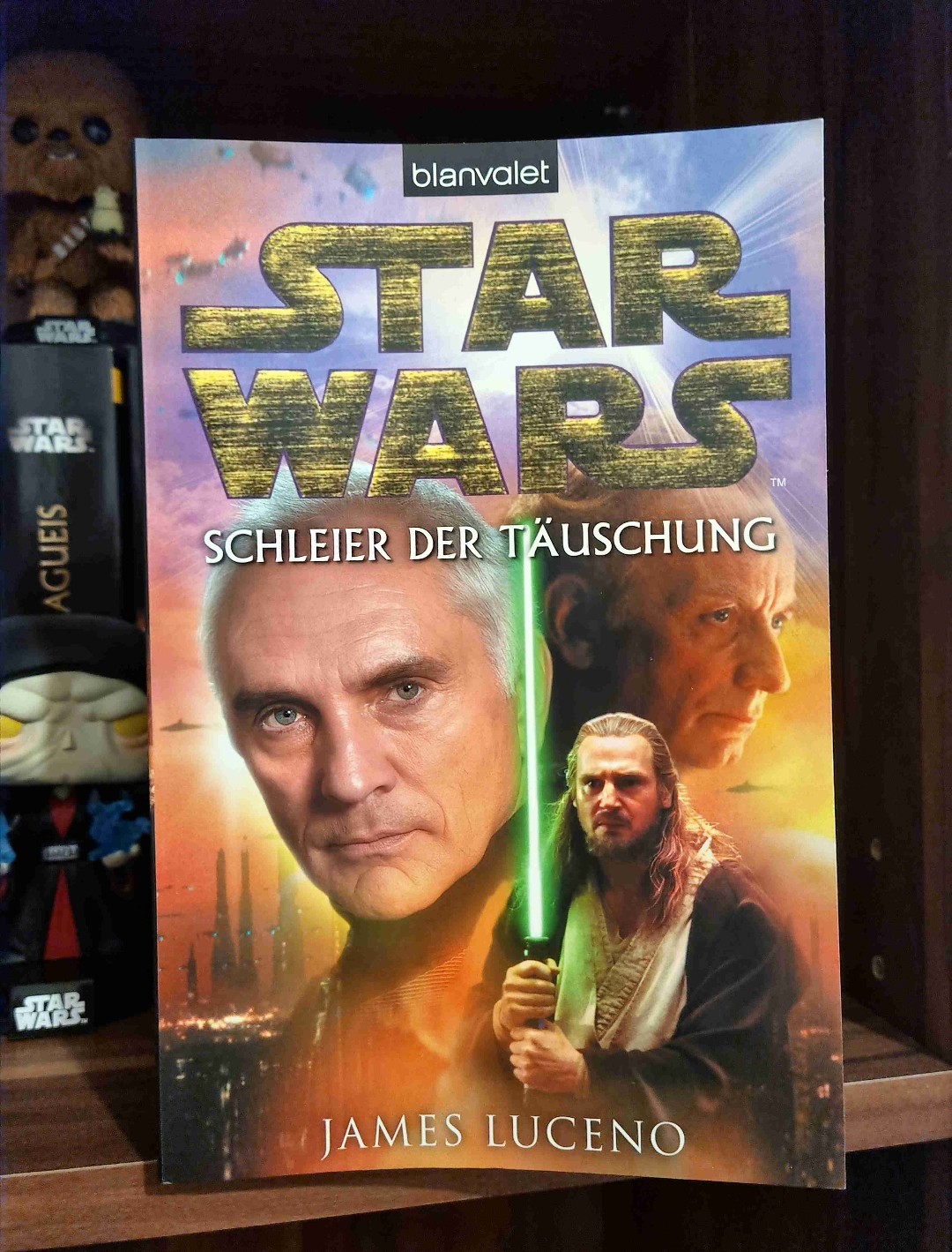 "Schleier der Täuschung" trifft es perfekt. Das Buch bietet Einblick in die politischen und galaktischen Machenschaften (und Intrigen) vor Episode 1 und klärt mit der Handlung auf, wie es letztlich so gekommen ist, wie es im Film kam.
Sehr interessant, aber zu Beginn nicht wirklich spannend. Erst gegen Ende des Buches hat es mich nach einigen Wendungen aber doch abgeholt und auch der Bezug zum Film deutlich wurde.
Btw: im Anschluss an dieses Buch würde ich die Reihe über Padmé empfehlen! 😋