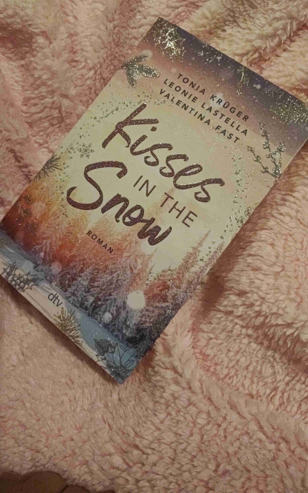 Ich finde leider einige der protas toxisch und die Geschichte nicht sonderlich spannend mehr gibt es dazu nicht zu sagen ist natürlich meine Meinung wer eine cozy Weihnachtsgeschichte sucht sollte sich das Buch mal anschauen