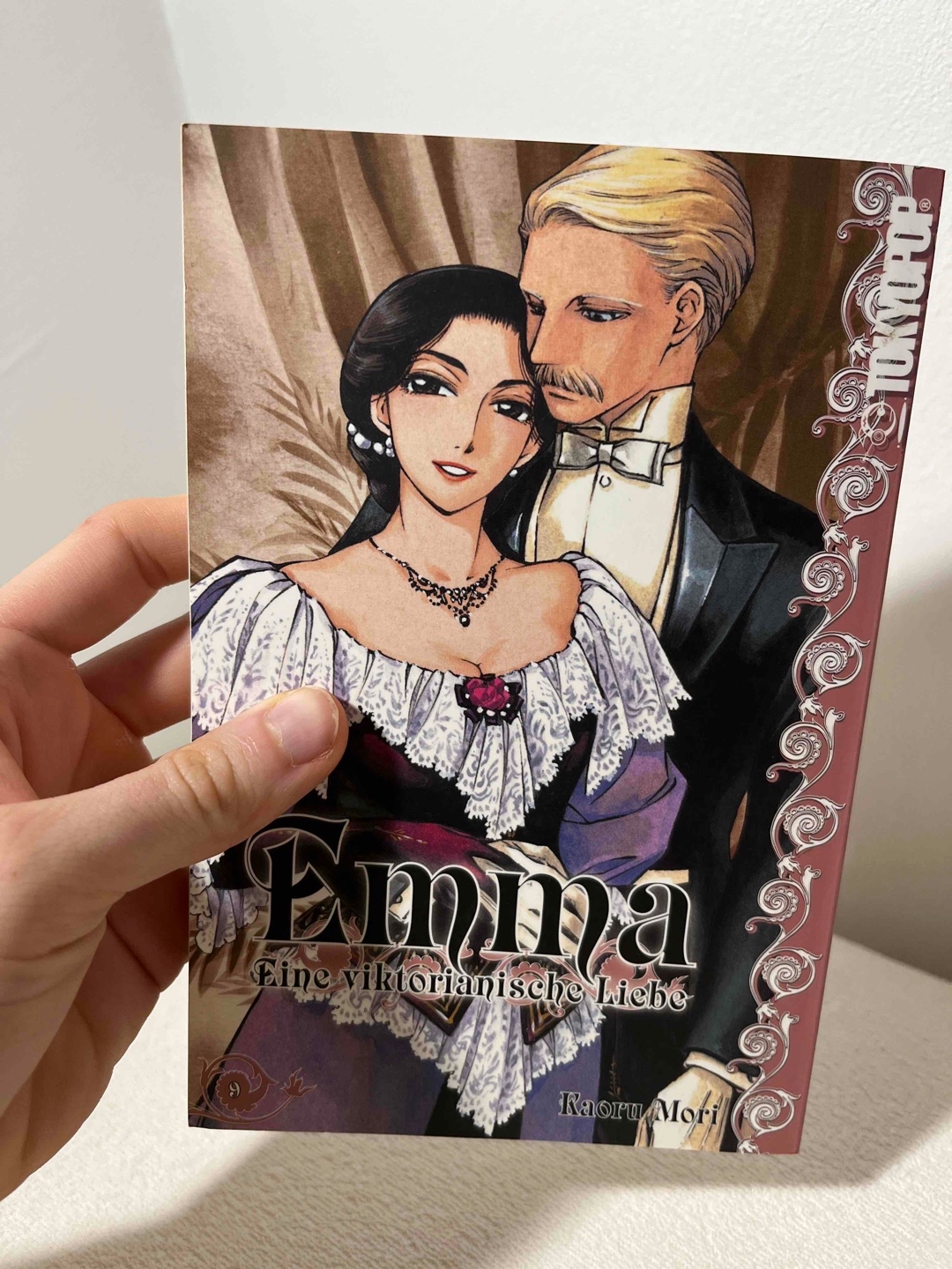 Jetzt habe ich Emma soweit beendet und muss nun auf meine englischen Bände warten bis diese eintreffen, um das wirkliche Ende zu lesen😊 Die Bände kehren dann zum lieben Simon zurück und ich bin ihm so unendlich dankbar❤️ Nur dank ihm konnte ich Kaoru Mori für mich entdecken!😇